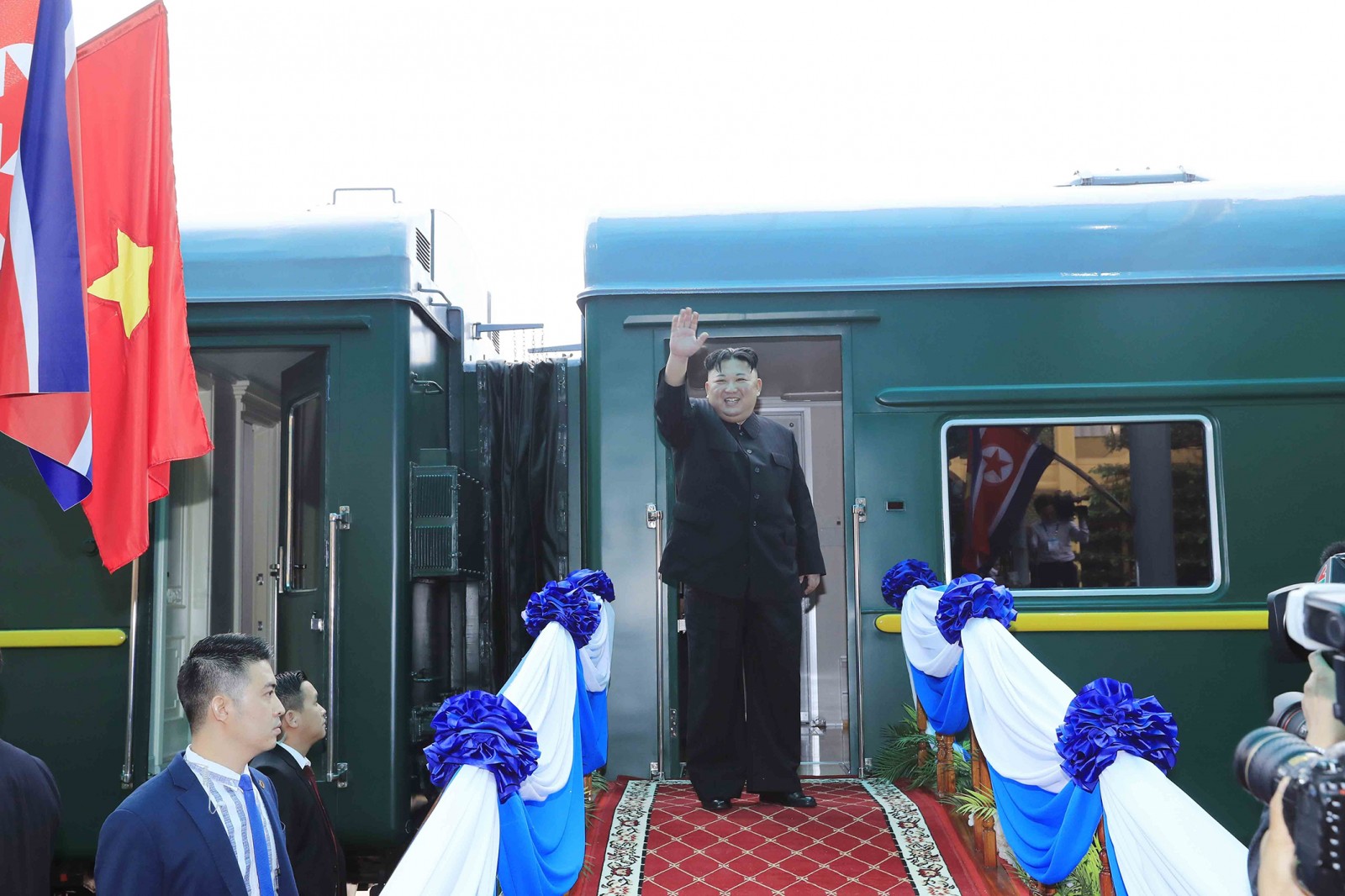 Chủ tịch Triều Tiên Kim Jong-un chào tạm biệt các đại biểu và người dân Lạng Sơn ra tiễn tại ga Đồng Đăng trước khi lên tàu rời Việt Nam. Ảnh: NHAN SÁNG – TTXVN