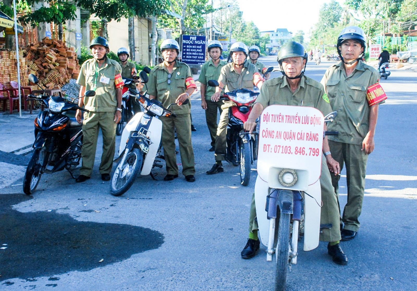 Đội CCB tham gia tuyên truyền, giữ gìn trật tự ATGT, trật tự đô thị phường Lê Bình, quận Cái Răng. Ảnh: TRẦN VŨ TRỌNG
