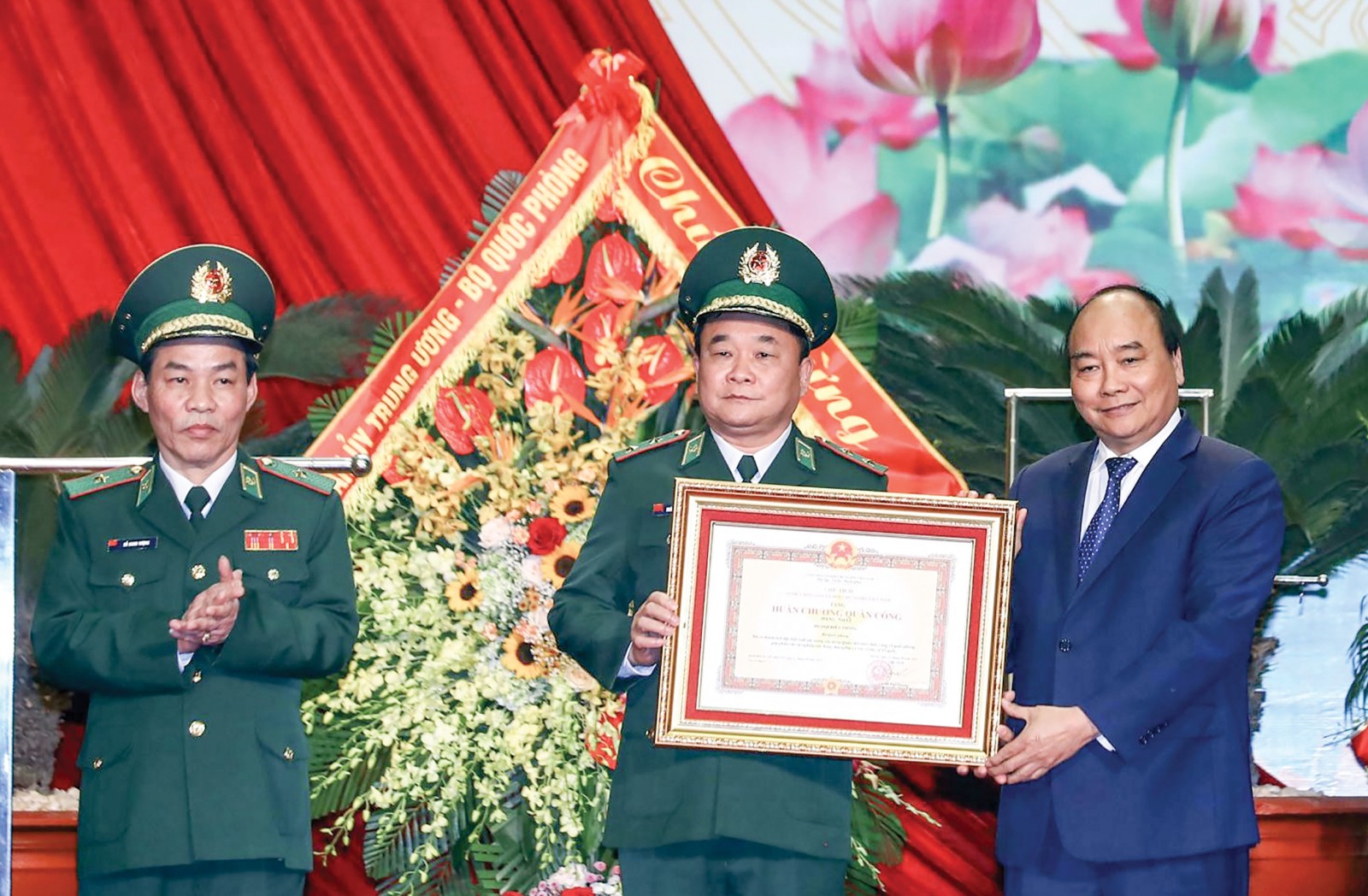 Thủ tướng Nguyễn Xuân Phúc trao tặng Huân chương Quân công hạng Nhất của Chủ tịch nước cho lực lượng Bộ đội Biên phòng. Ảnh: THỐNG NHẤT -TTXVN