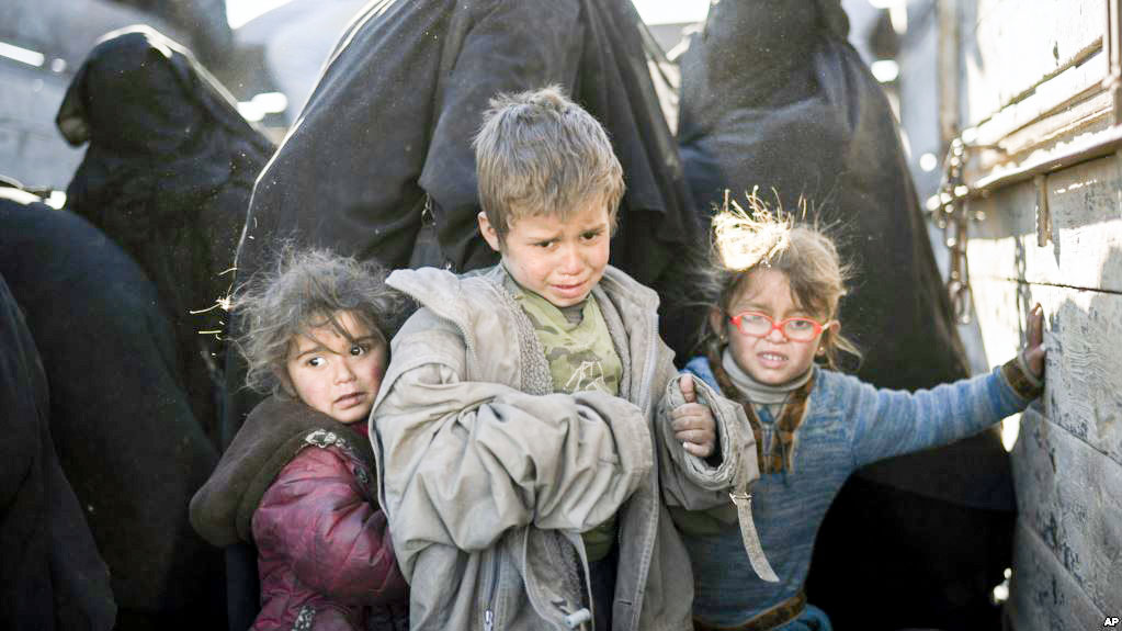 Trẻ em Syria tại vùng sa mạc bên ngoài thành phố Baghuz ngày 1-3-2019.