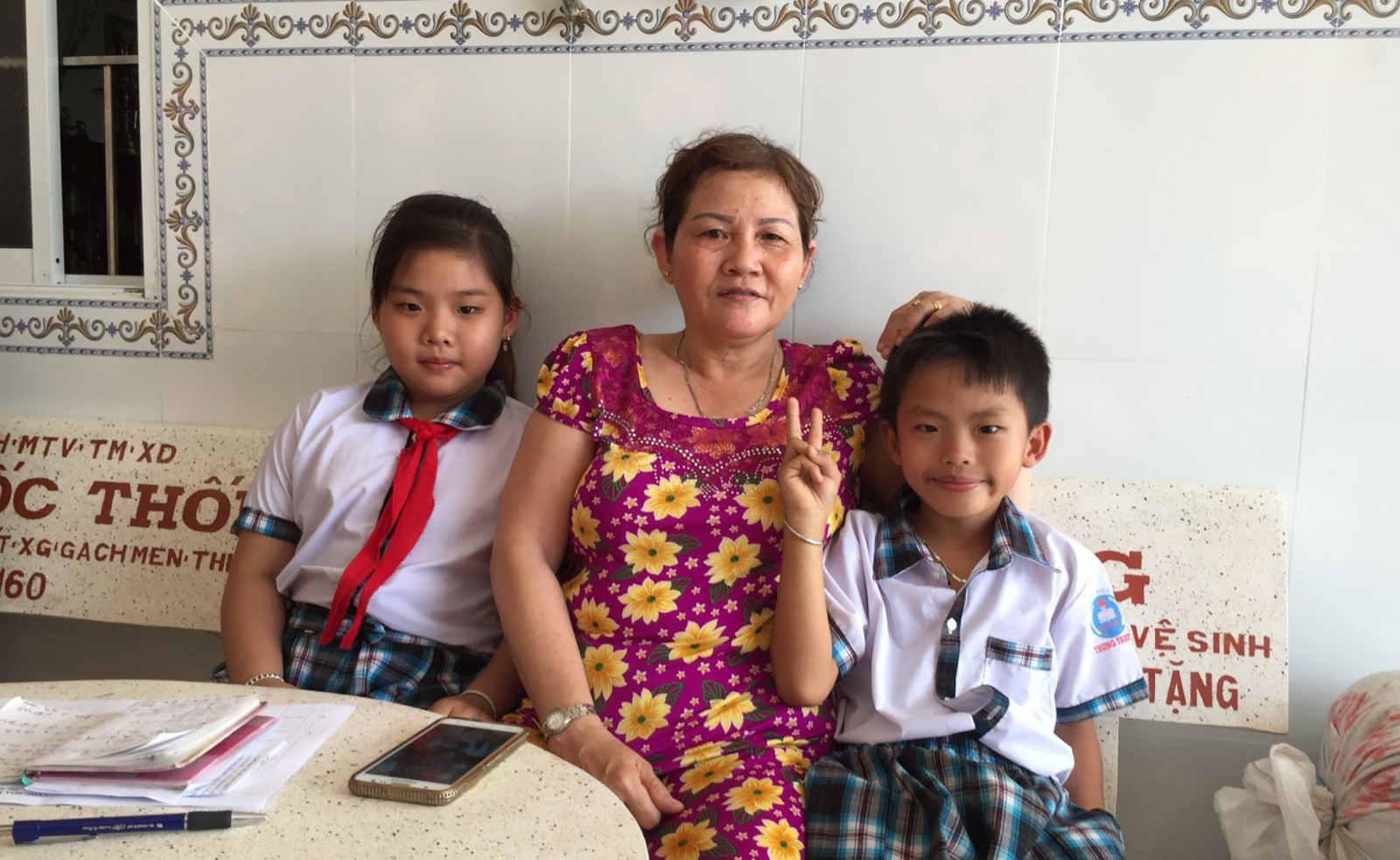 Hai trẻ là con của công dân Việt Nam với người nước ngoài đang cư trú trên địa bàn huyện Cờ Đỏ. Ảnh: CHẤN HƯNG 