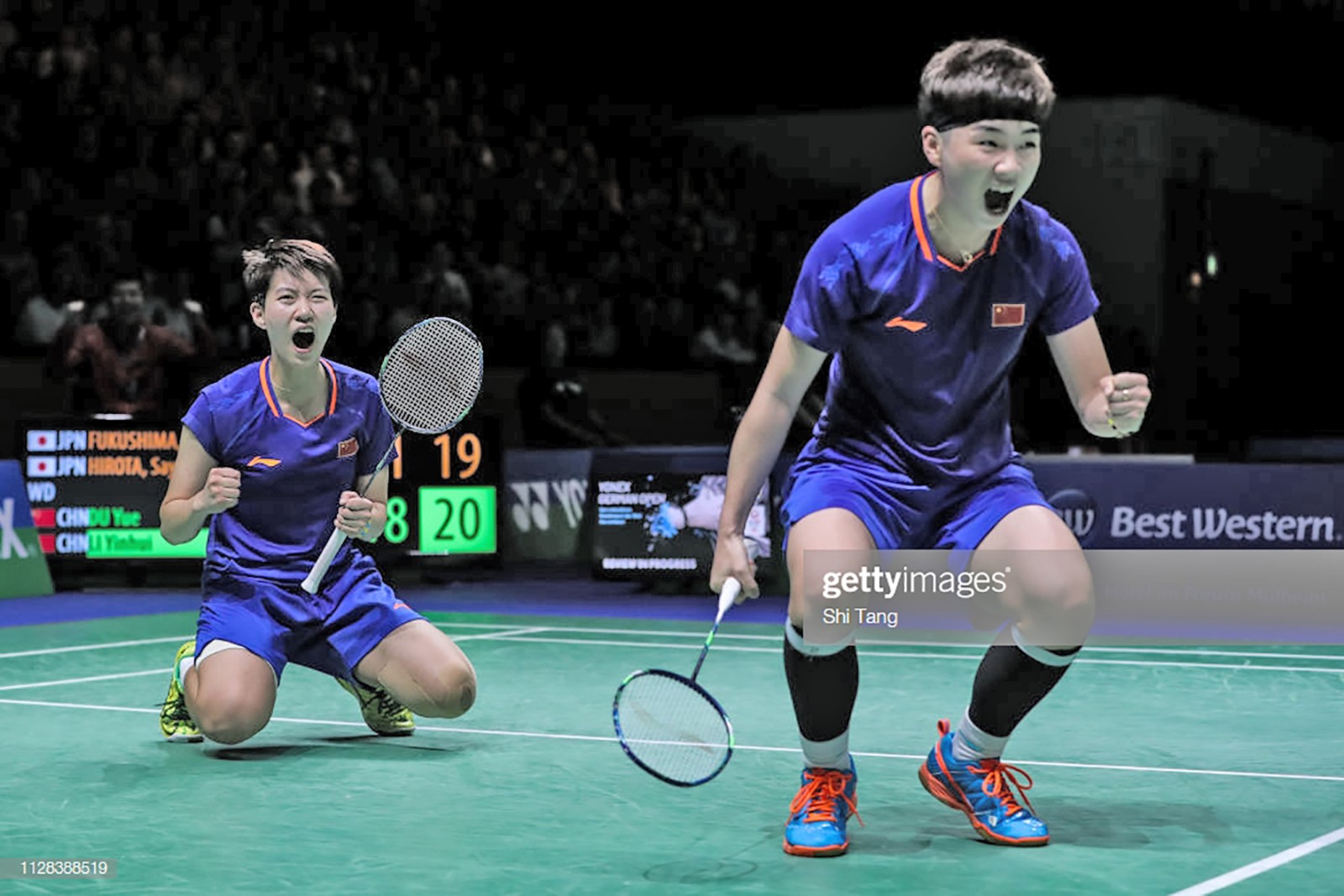 Các tay vợt trẻ thăng hoa Du Yue và Li Yinhui vui mừng sau chiến thắng trước Yuki Fukushima and Sayaka Hirota. Ảnh: Shi Tang/Getty Images.