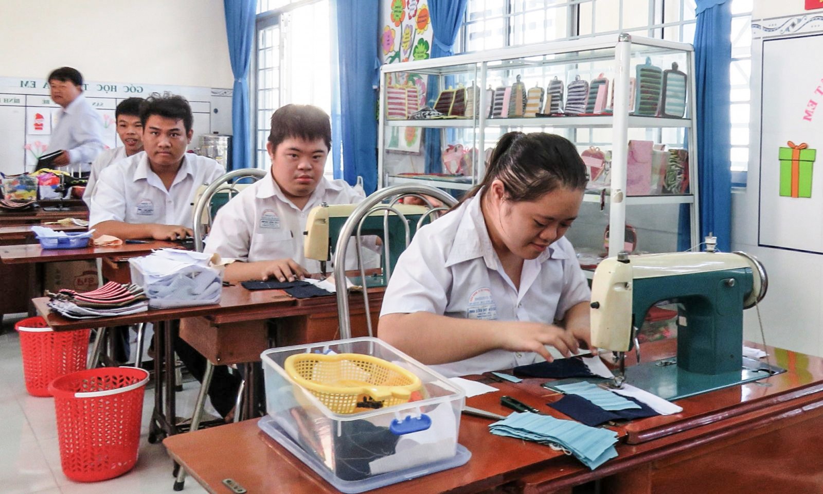Giờ học thực hành cắt may của học sinh Trường Tương Lai. Ảnh: BÍCH KIÊN