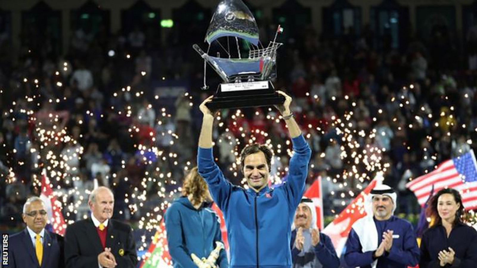 Roger Federer nâng cúp vô địch ở Dubai Championship 2019. Ảnh: Reuters