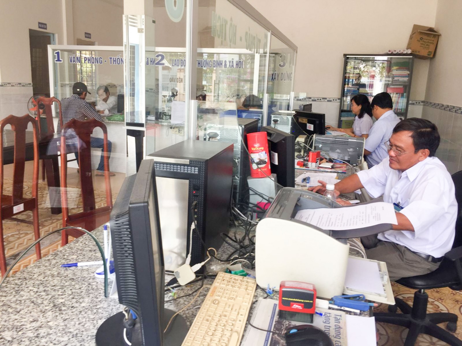 Nâng cao chất lượng phục vụ Người dân thực hiện thủ tục hành chính tại Bộ phận TN&TKQ của UBND xã Giai Xuân. Ảnh: CHẤN HƯNG
