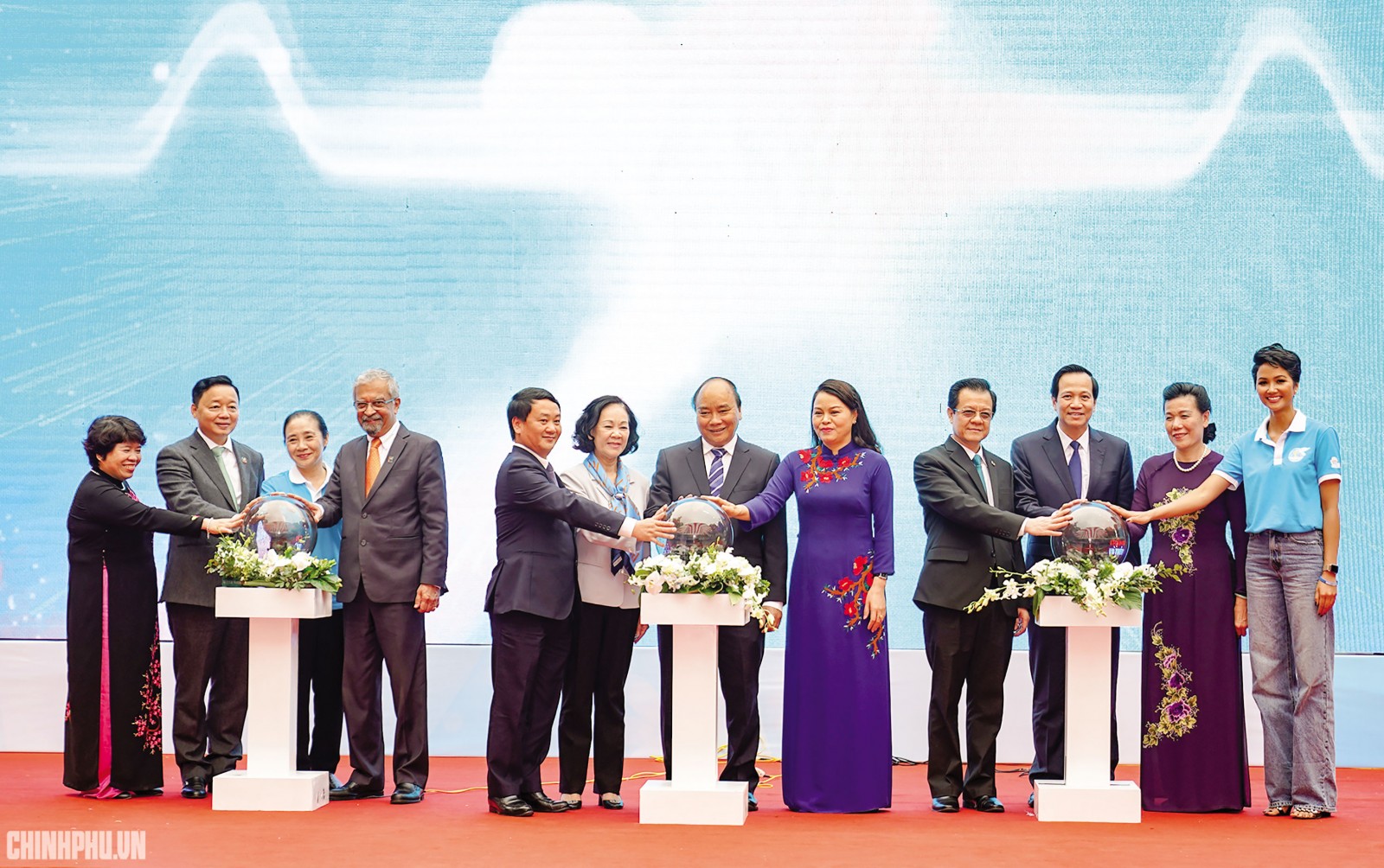 Thủ tướng và các đại biểu bấm nút phát động bảo vệ an toàn phụ nữ và trẻ em. Ảnh: chinhphu.vn