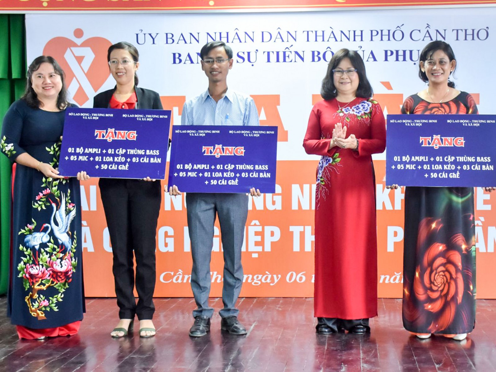 Bà Võ Thị Hồng Ánh, Phó Chủ tịch UBND TP Cần Thơ, Trưởng Ban VSTB của phụ nữ thành phố và bà Trần Thị Xuân Mai, Giám đốc Sở Lao động-Thương binh và Xã hội thành phố trao bảng tượng trưng cho Ban Chỉ đạo thực hiện mô hình Câu lạc bộ nữ công nhân nhà trọ trên địa bàn thành phố. Ảnh: X.ĐÀO