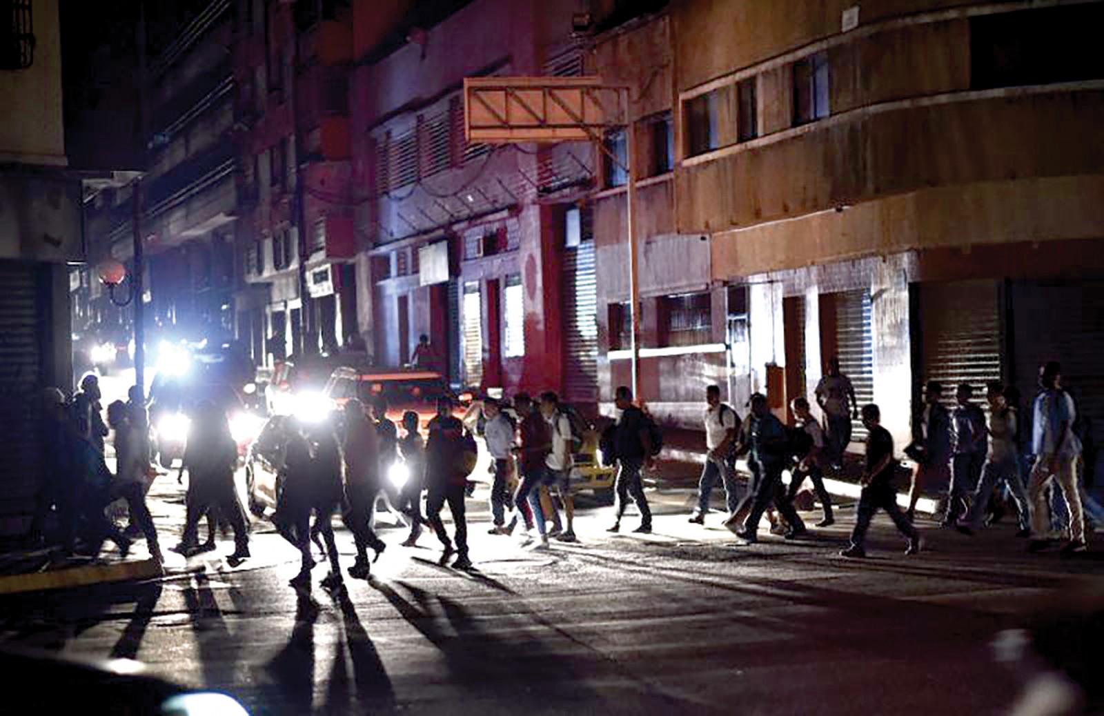 Đường phố ở Caracas chìm trong bóng tối. Ảnh: AP