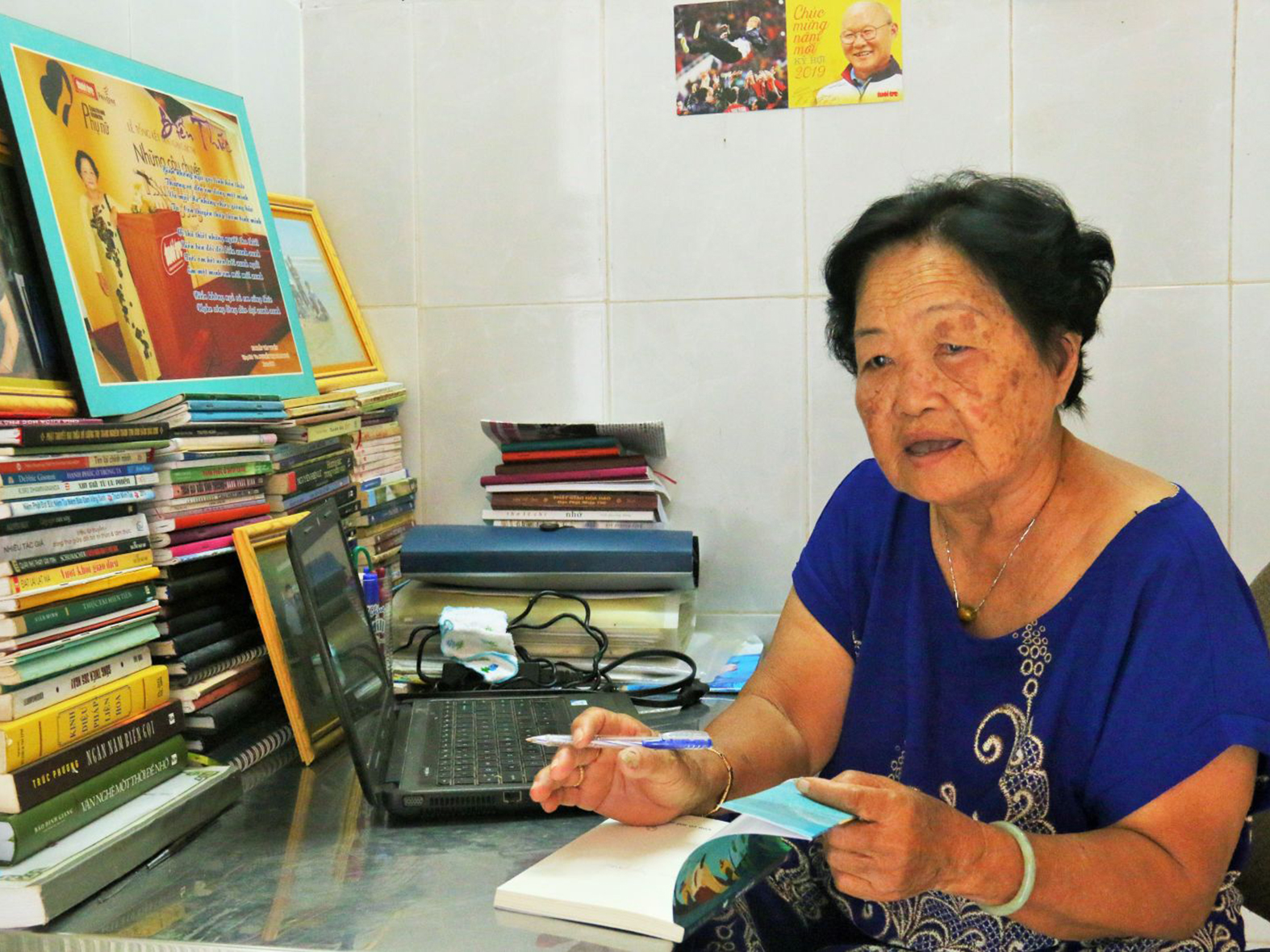 Nhà văn Nguyễn Thị Thanh Huệ ký tặng sách “Con cò mồ côi”. Ảnh: ĐĂNG HUỲNH