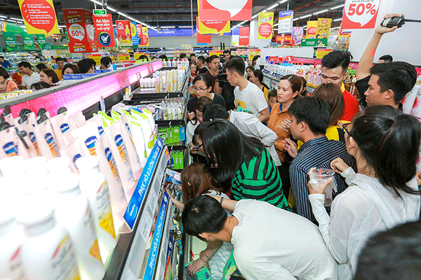 Phái mạnh Cần Thơ “đại náo” VinMart rinh xe VinFast