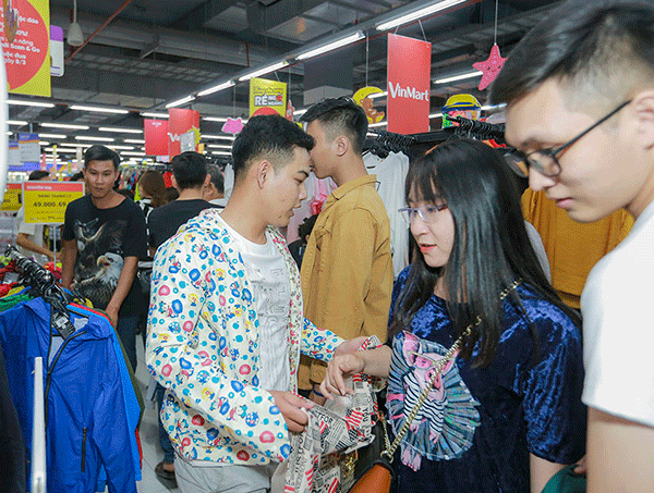 Phái mạnh Cần Thơ “đại náo” VinMart rinh xe VinFast