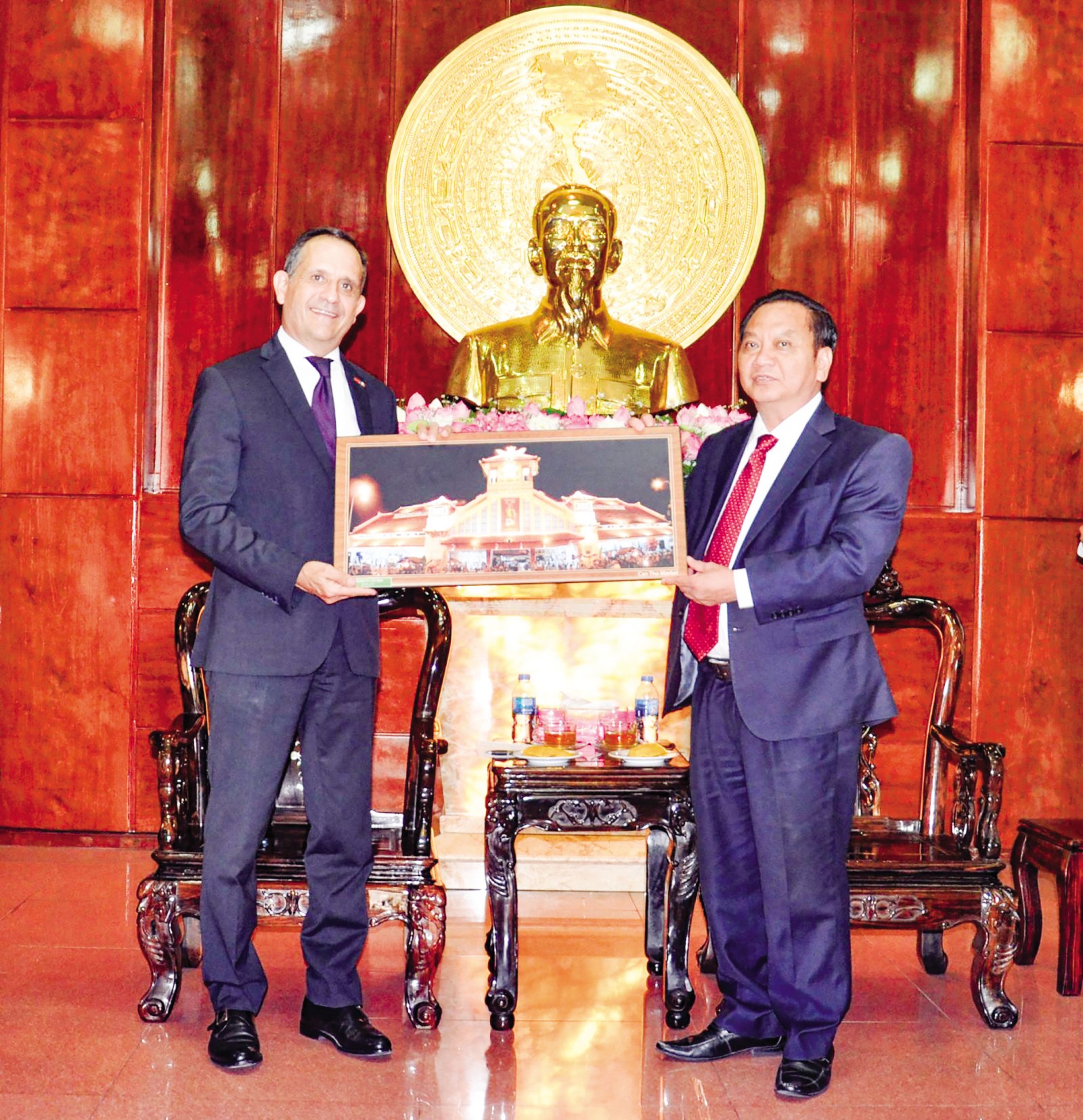 Đồng chí Trần Quốc Trung, Bí thư Thành ủy tặng quà ông Vincent Floreani, Tổng lãnh sự Cộng hòa Pháp tại TP Hồ Chí Minh. Ảnh: ANH DŨNG