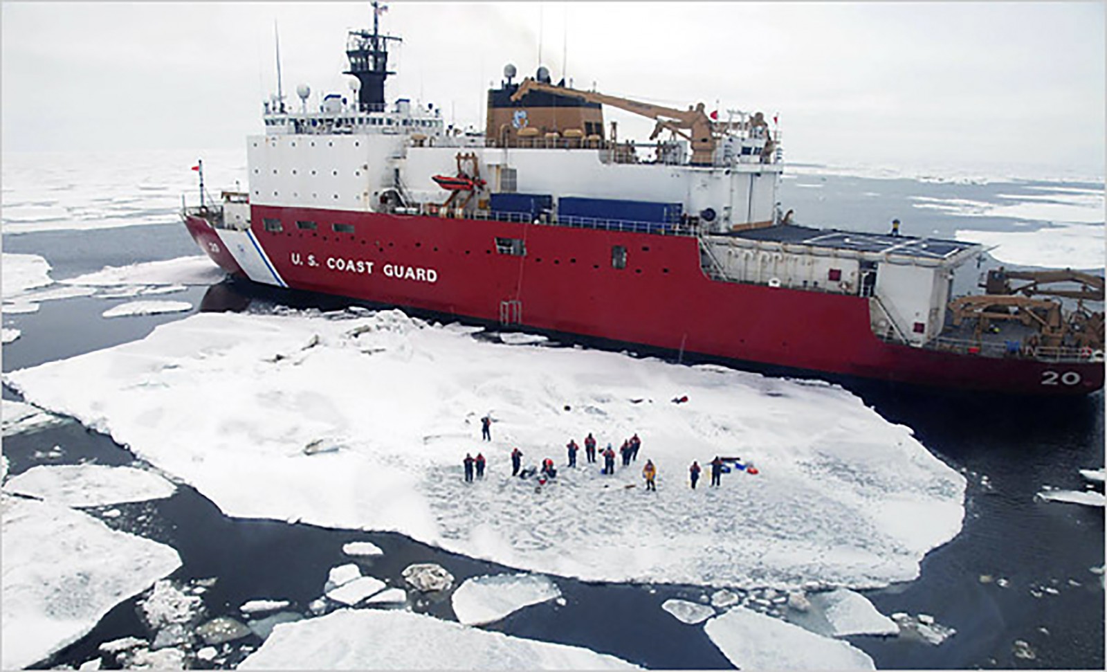 Tàu phá băng của Lực lượng bảo vệ bờ biển Mỹ tại Bắc Băng Dương. Ảnh: NYT
