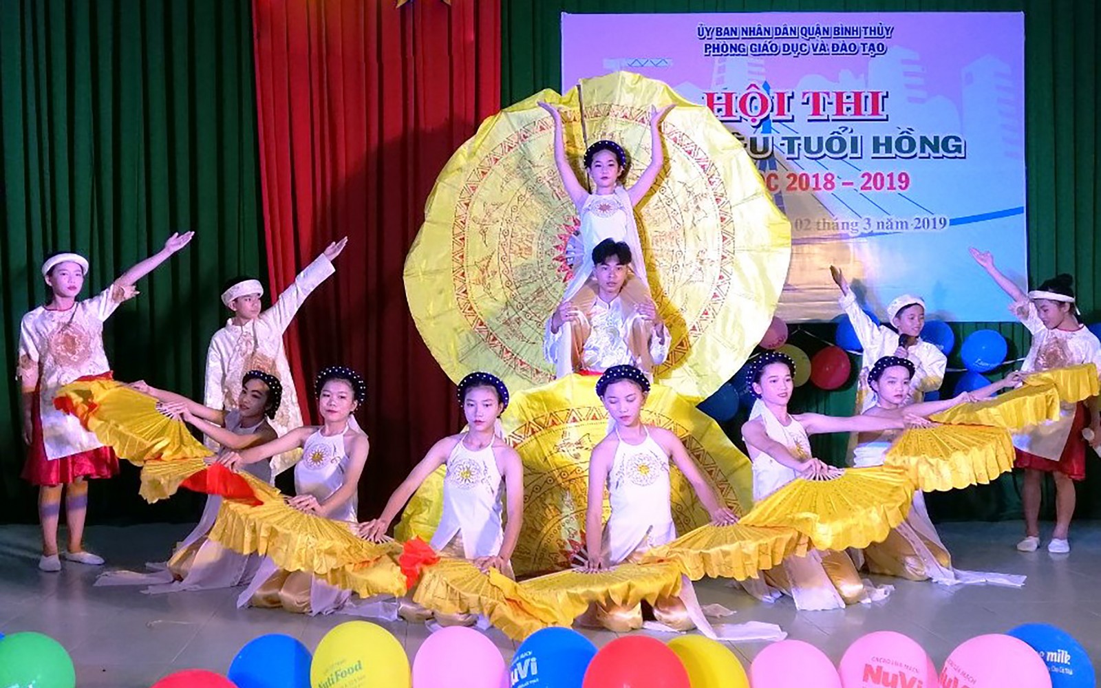 Chương trình thi diễn của Trường THCS Long Hòa tại Hội thi “Giai điệu tuổi hồng” quận Bình Thủy vừa kết thúc. Ảnh: DUY KHÔI
