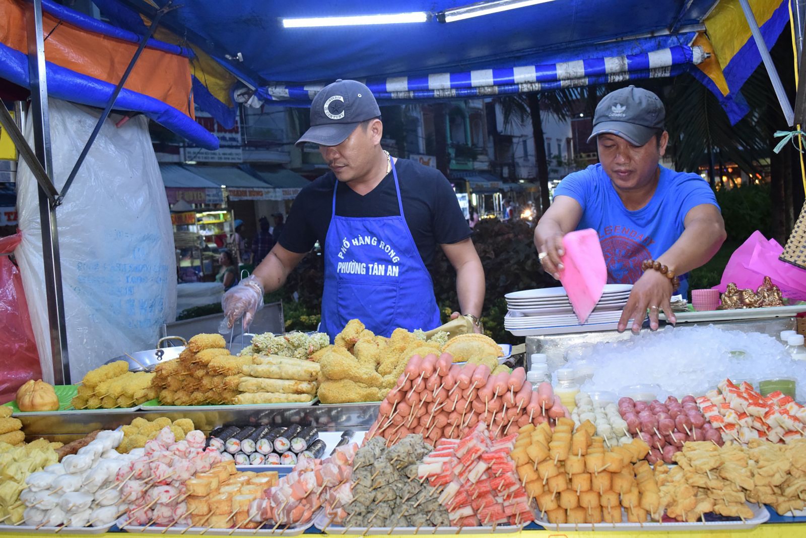 Khách hàng cần lựa chọn thực phẩm đảm bảo vệ sinh, an toàn cho sức khỏe. Ảnh: THU SƯƠNG