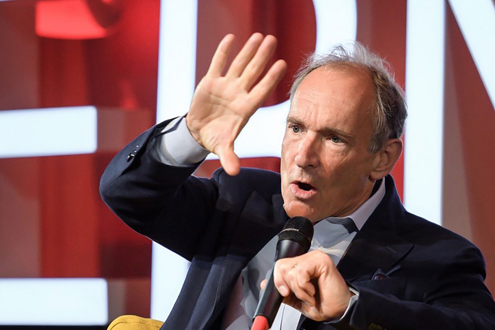 “Cha đẻ của web” Tim Berners-Lee hối thúc người dùng kiểm soát dữ liệu của mình khi web bước sang tuổi 30. Ảnh: AFP