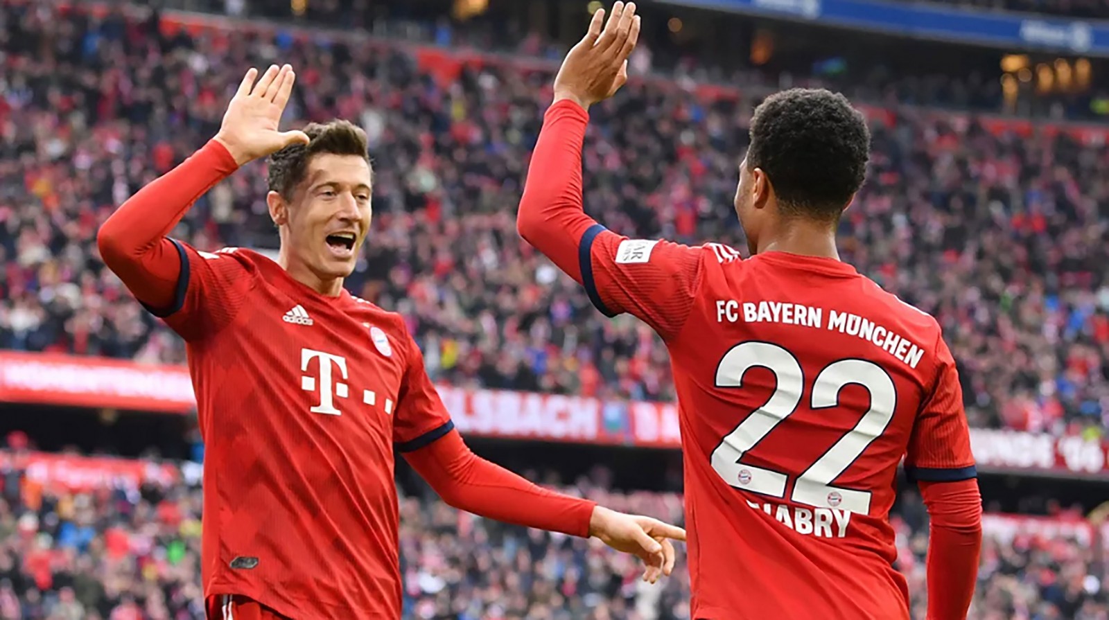 Bayern Munich thắp lại hy vọng vô địch Robert Lewandowski (trái) tỏa sáng và ổn định, giúp Bayern Munich hồi sinh. Ảnh: Bundesliga