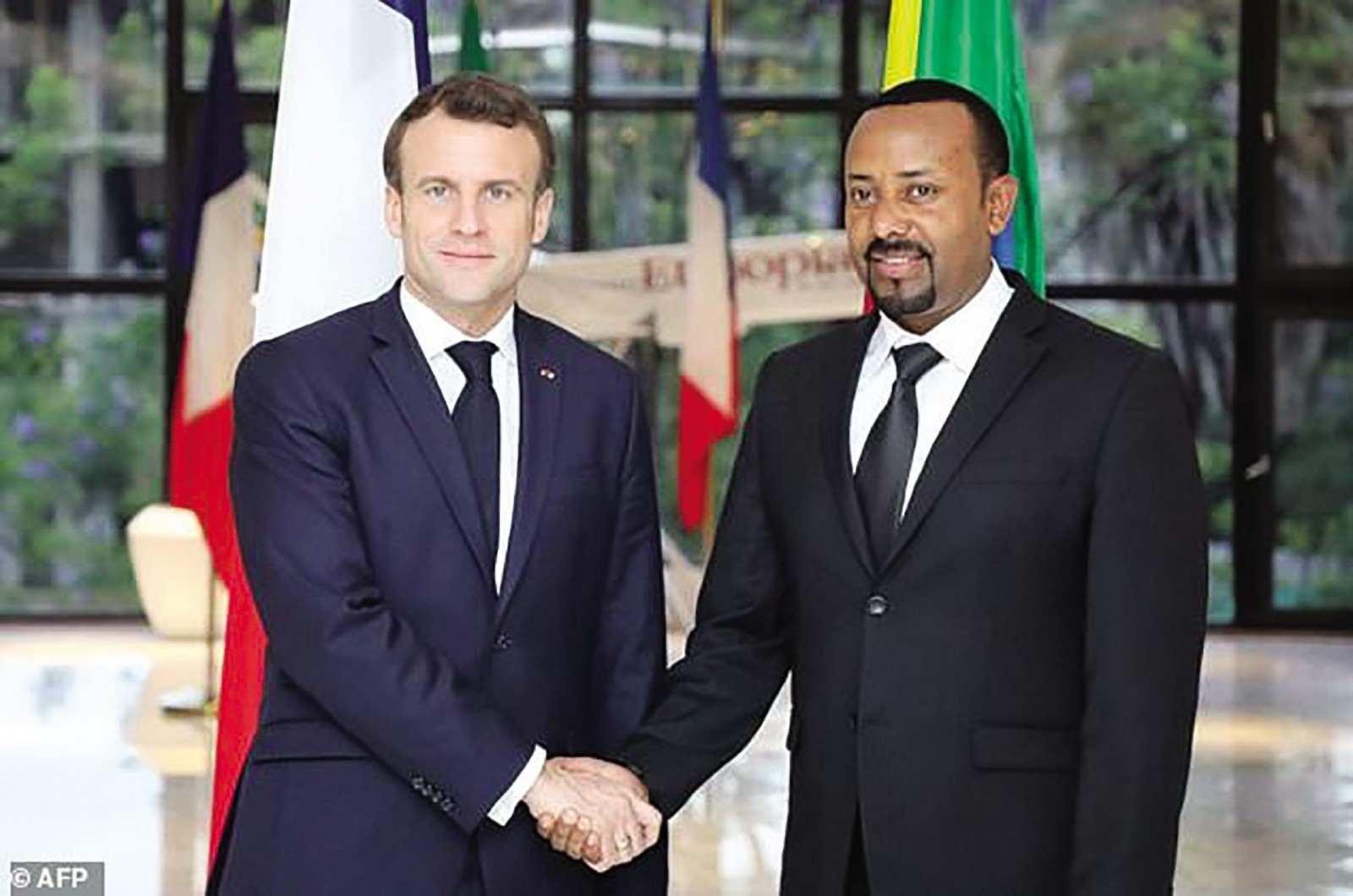 Tổng thống Pháp Macron (trái) và Thủ tướng Ethiopia Abiy Ahmed trong cuộc gặp hôm 12-3. Ảnh: AFP