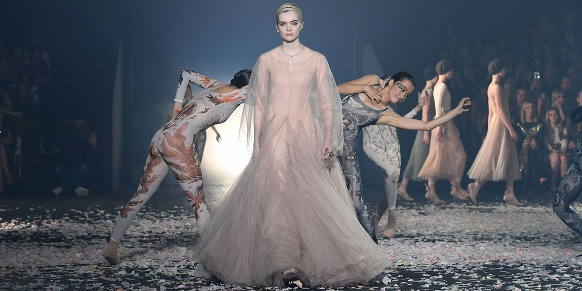 Dior gây ấn tượng với màn trình diễn thời trang kết hợp ba lê tại Tuần lễ thời trang Paris 2019.