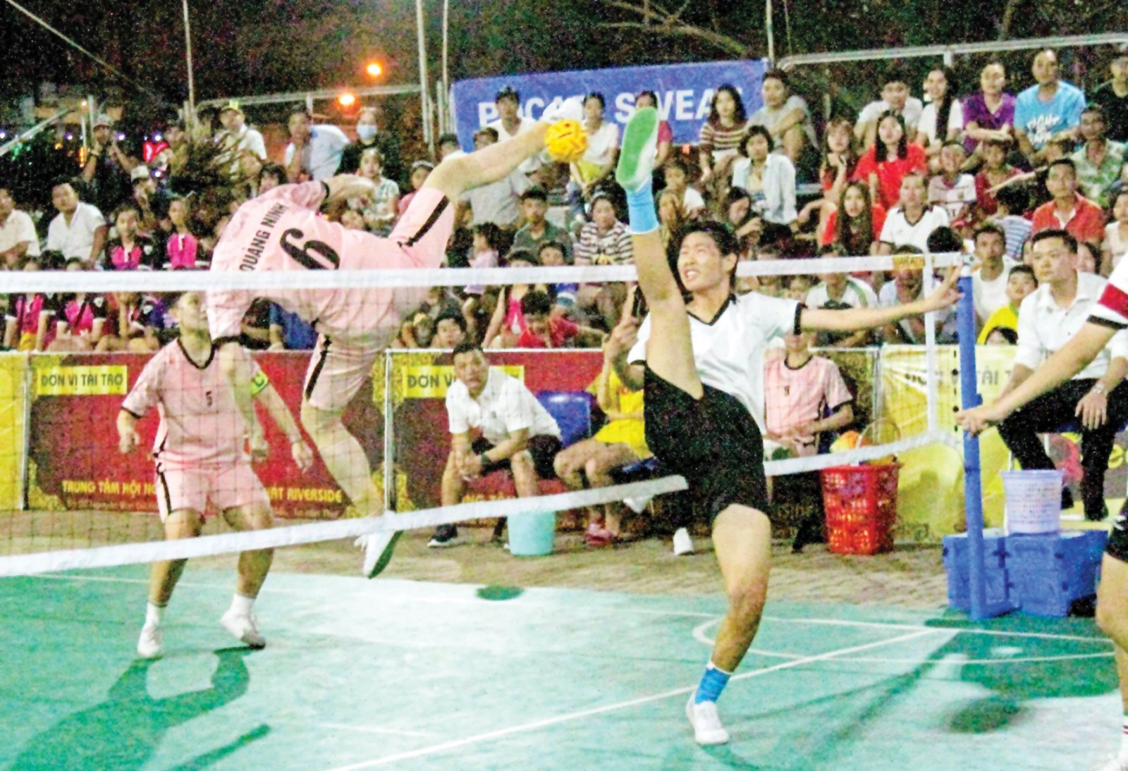 Cú móc ngược tấn công của Hồ Thị Thúy, Cần Thơ (bên phải) trong trận chung kết đôi nữ. Ảnh: NGUYỄN MINH
