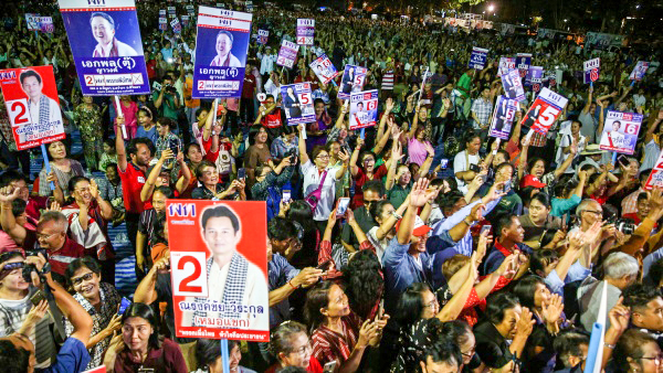 Người ủng hộ đảng Pheu Thai tại tỉnh Ubon Ratchathani. Ảnh: Reuters