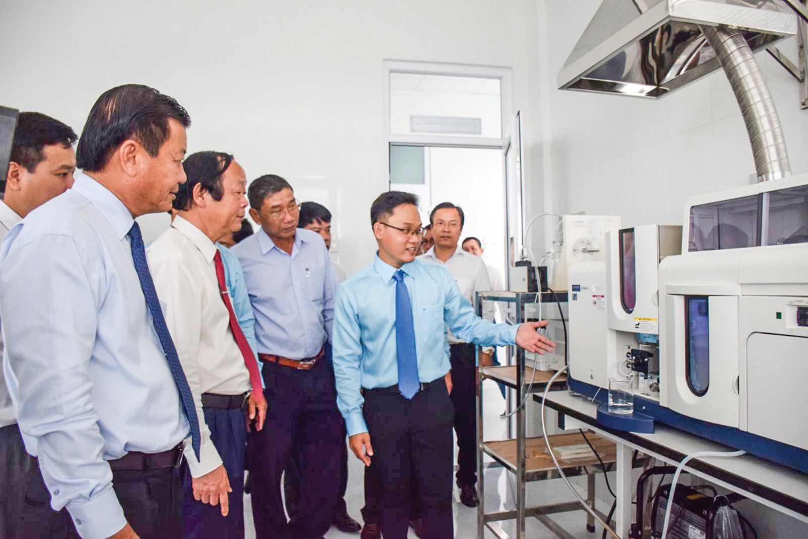 Lãnh đạo Trung ương và địa phương tham quan cơ sở vật chất Trạm vùng tác động Tây Nam Bộ. Ảnh: LẠC MẪN