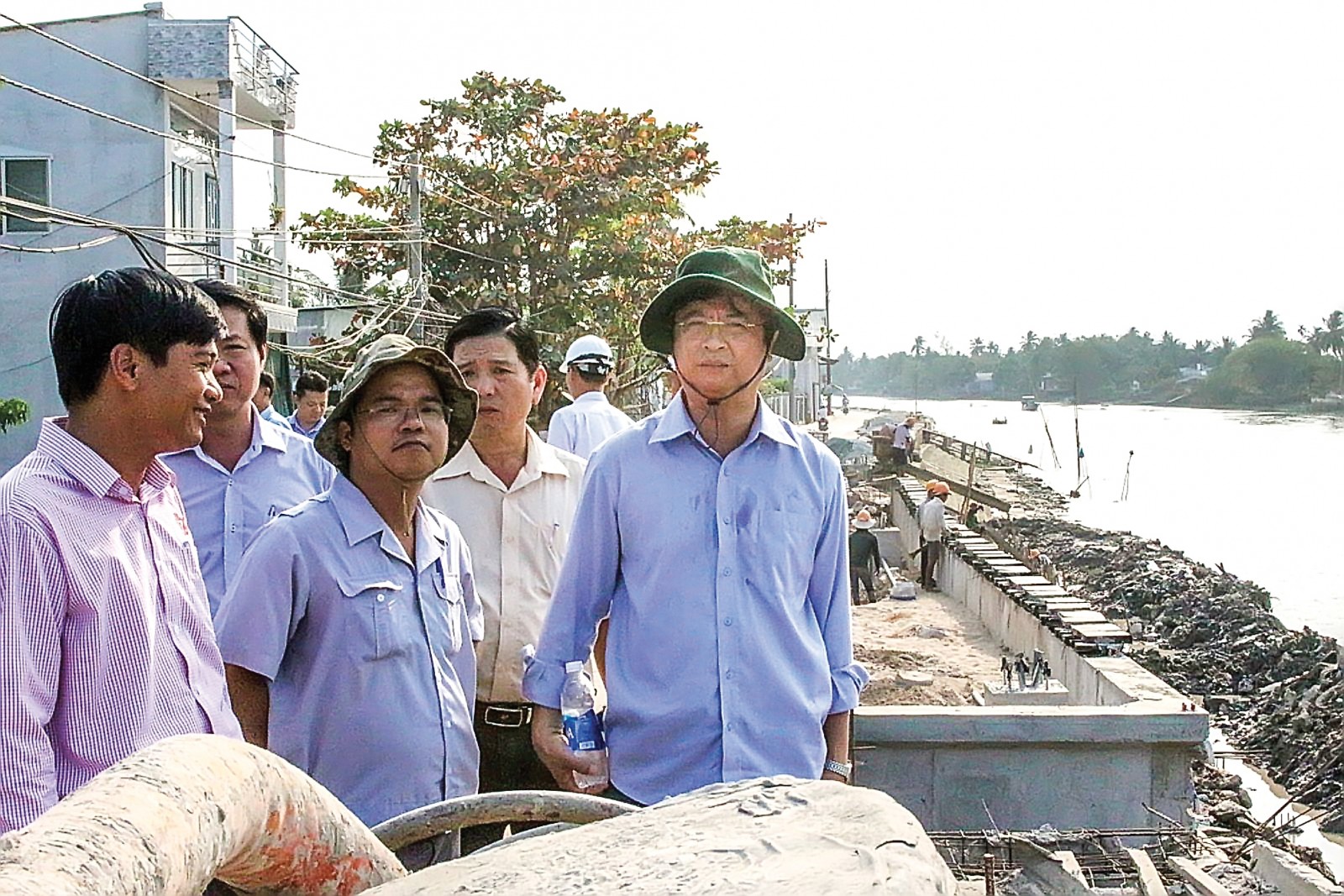 Ông Trương Quang Hoài Nam, Phó Chủ tịch UBND TP Cần Thơ (bên phải) kiểm tra công trình xây dựng kè chống sạt lở sông Ô Môn. Ảnh: HÀ VĂN