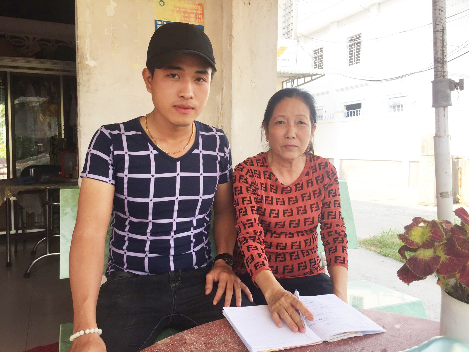 Bà Nguyễn Thị Xê tuyên truyền, vận động người dân tham gia BHYT. Ảnh: HIỂN DƯƠNG