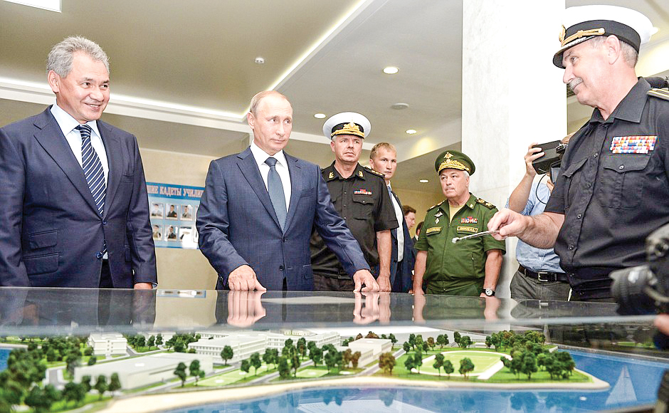 Tổng thống Putin (giữa) trong chuyến thăm thành phố Sevastopol trước đây. Ảnh: en.kremlin.ru