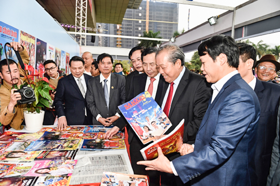 Bế mạc Hội báo toàn quốc 2019 Phó Thủ tướng Chính phủ Trương Hòa Bình thăm các khu trưng bày của các đơn vị tham gia Hội báo toàn quốc 2019 trước Lễ bế mạc. Ảnh: VGP/Nhật Bắc