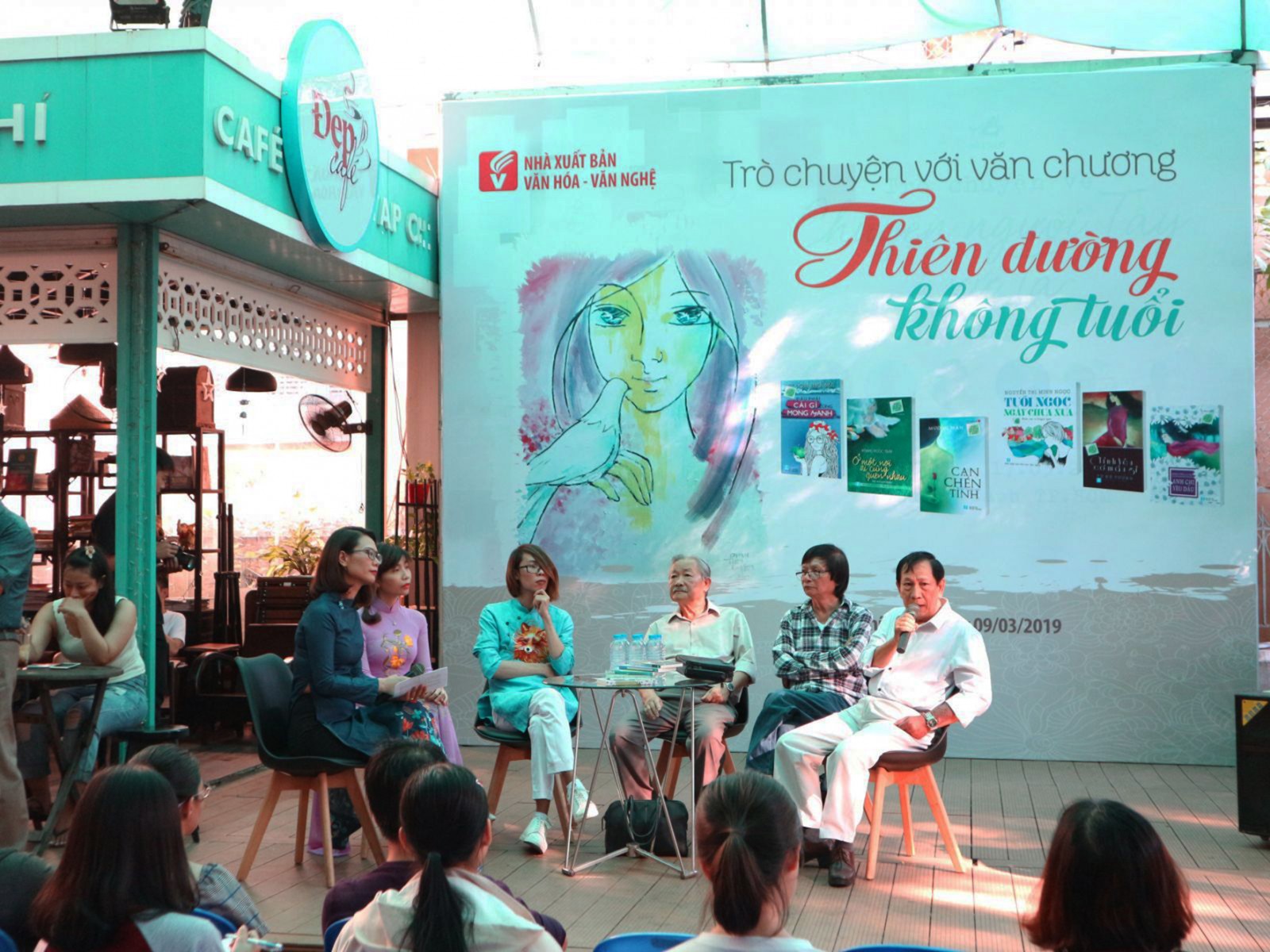 Quang cảnh buổi giao lưu ra mắt tủ sách “Thiên đường không tuổi” vừa diễn ra tại TP Hồ Chí Minh. Ảnh: QUỲNH MY