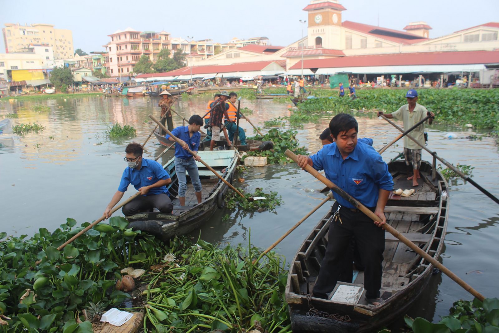 ĐVTN quận Ninh Kiều tham gia vớt rác trên rạch Khai Luông. Ảnh: Q.LAM