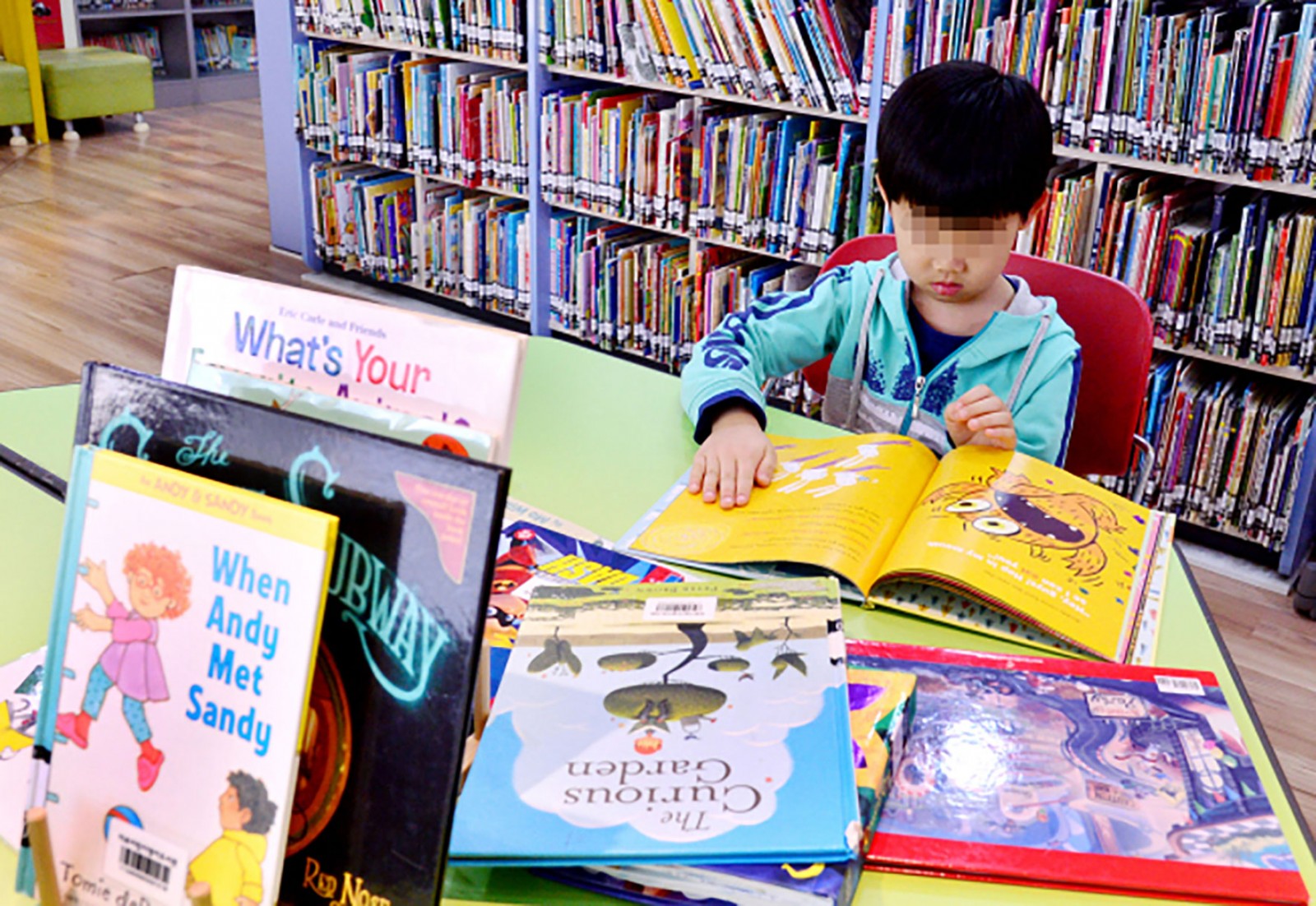Một trẻ em đọc sách tiếng Anh tại thư viện ở Seoul. Ảnh: Korea Herald