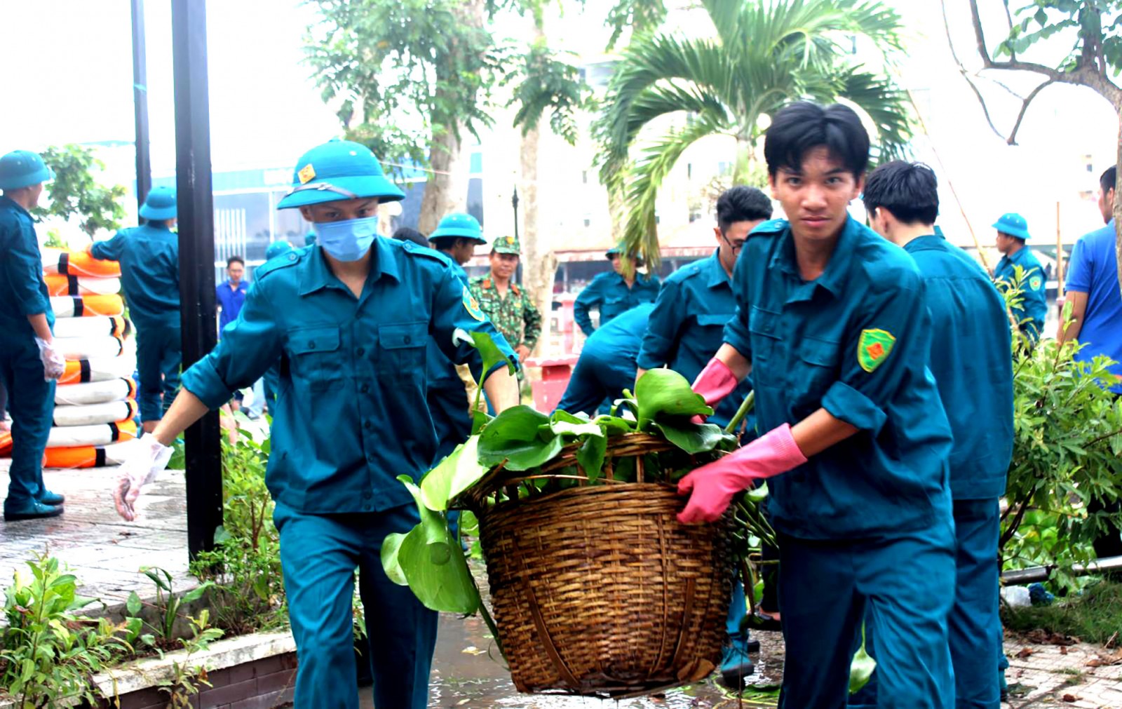 ĐVTN quận Ninh Kiều vớt rác trên rạch Khai Luông. Ảnh: QUỲNH LAM
