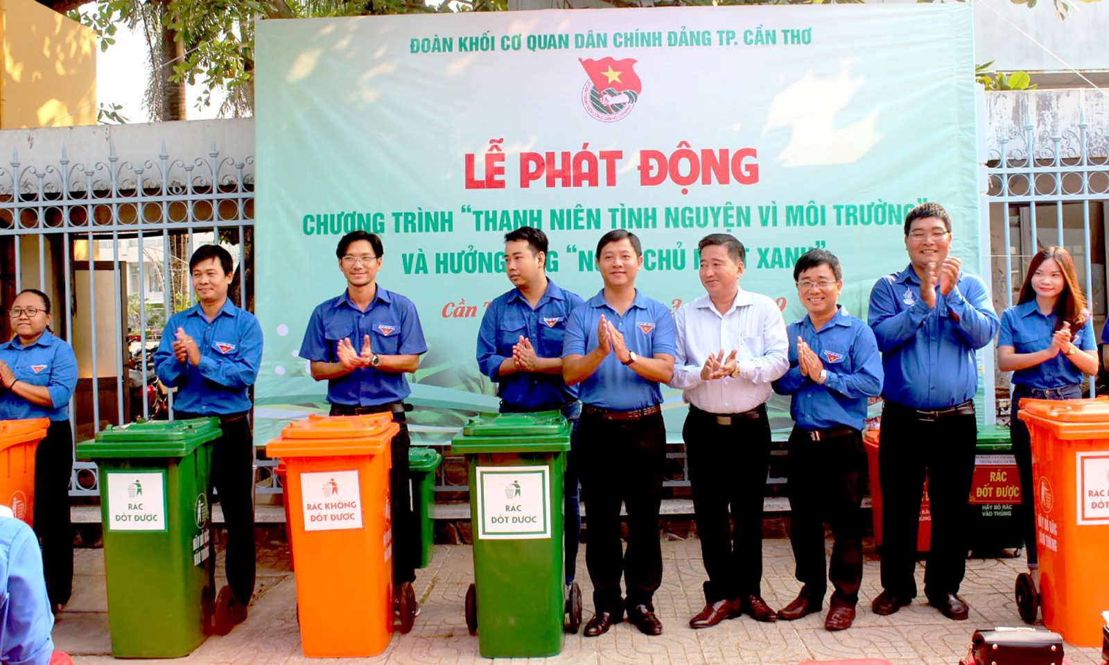 Đoàn Khối Cơ quan Dân Chính Đảng trao thùng đựng rác cho các cơ sở Đoàn trực thuộc. Ảnh: QUỲNH LAM