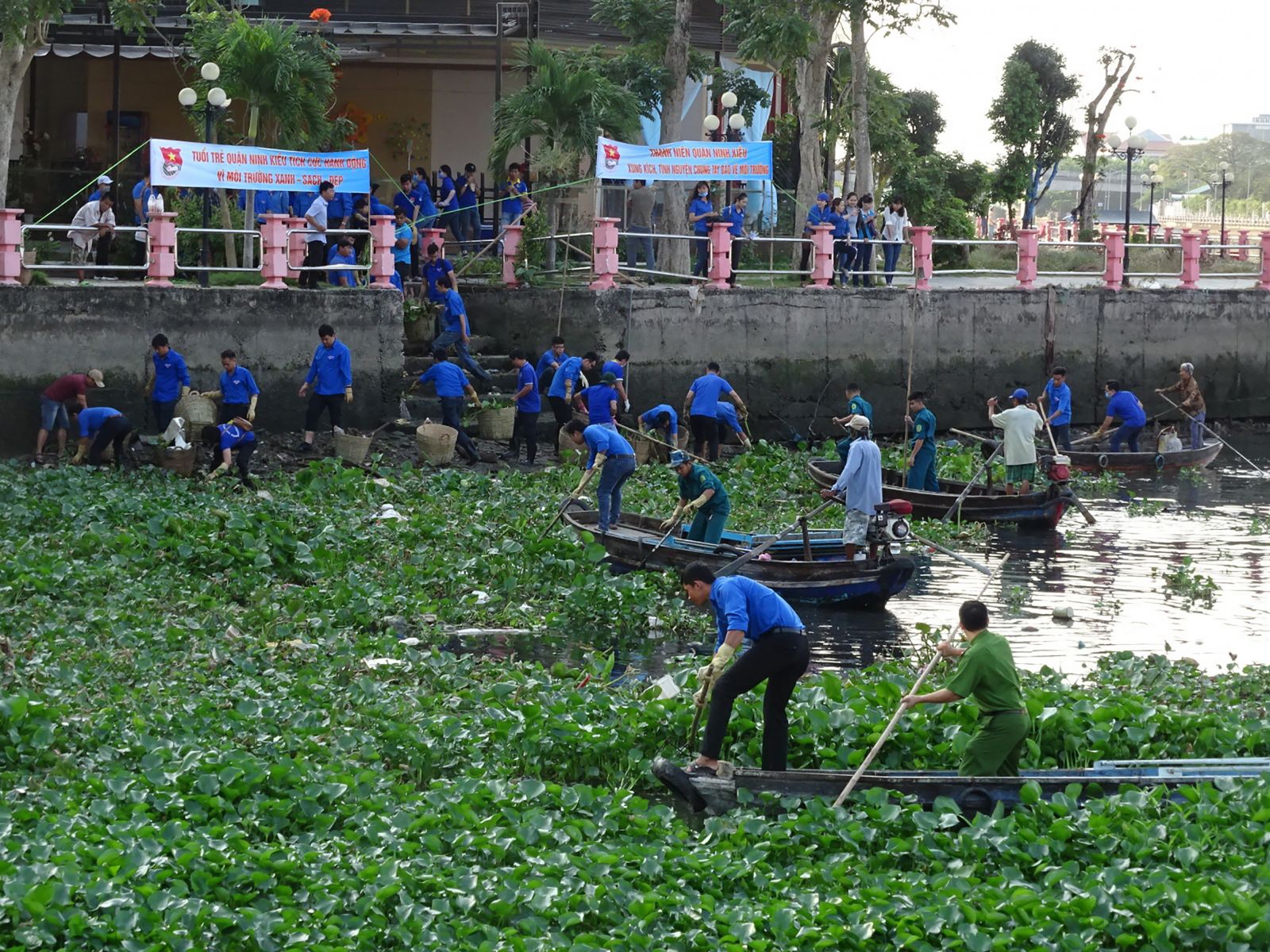Lực lượng đoàn viên thanh niên quận Ninh Kiều tham gia vớt rác tại rạch Khai Luông, góp phần bảo vệ môi trường sạch, đẹp trên địa bàn. Ảnh: H.VĂN