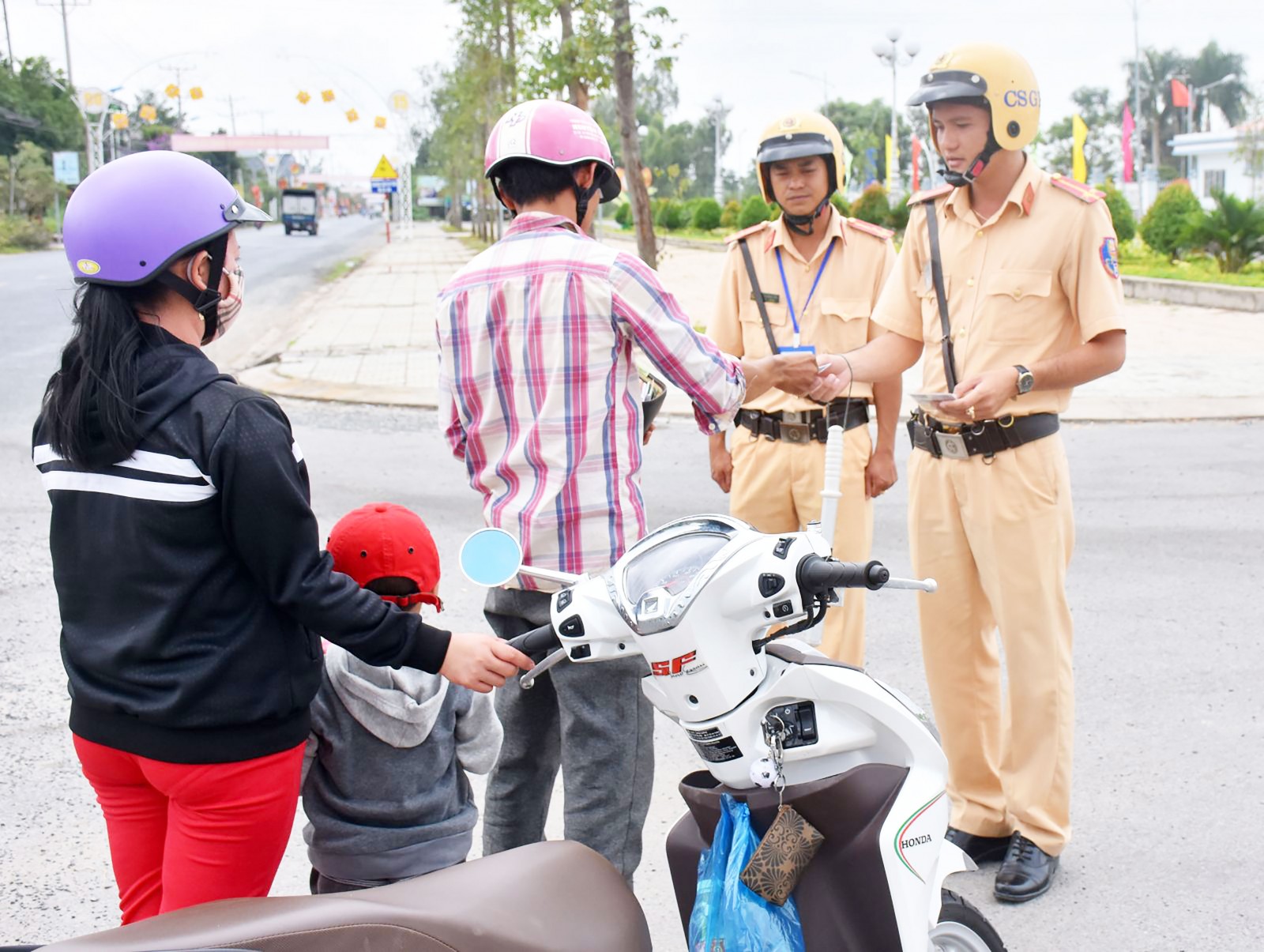 CSGT Công an huyện Cờ Đỏ kiểm tra hành chính đối với người điều khiển xe mô tô trên địa bàn huyện. Ảnh: XUÂN ĐÀO