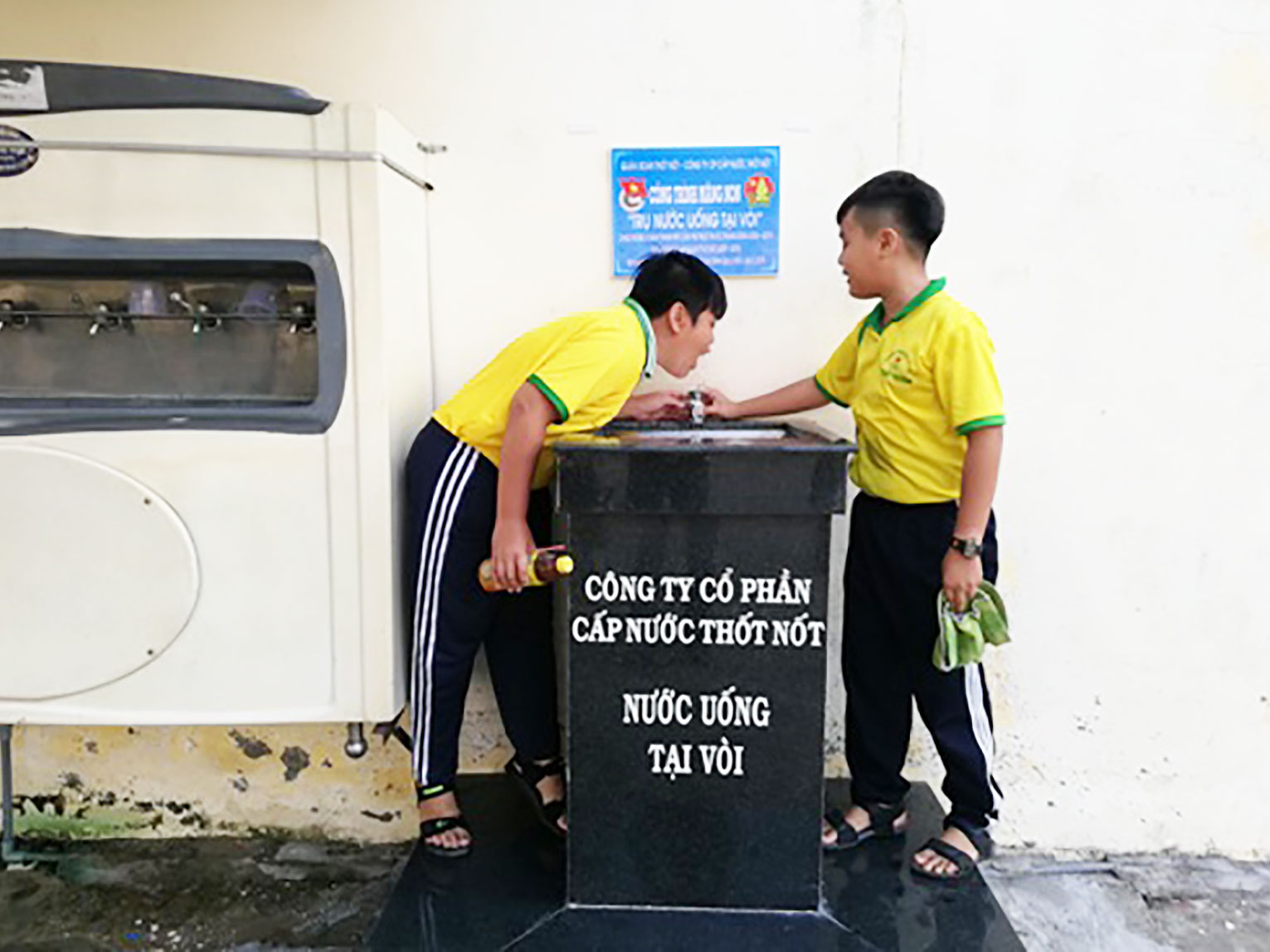 Trụ nước uống tại vòi vừa được khánh thành và đưa vào sử dụng tại Trường THCS Thới Thuận. Ảnh: HÀ VĂN