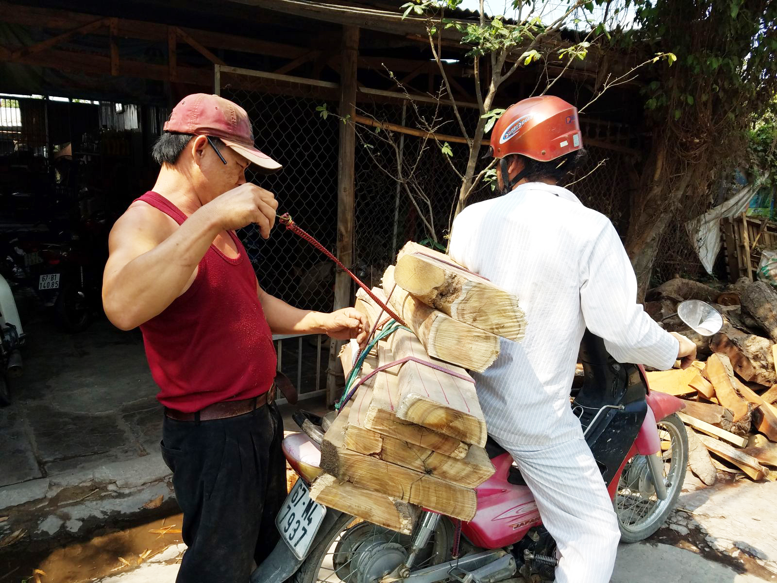 Để làm được những chiếc ghe xuồng này là cả một kỳ công bởi chúng được thu nhỏ từ những mẫu ghe xuồng lớn và đầy đủ các chi tiết. Loại gỗ được anh sử dụng là xoan đào để sản phẩm đẹp và bền hơn.