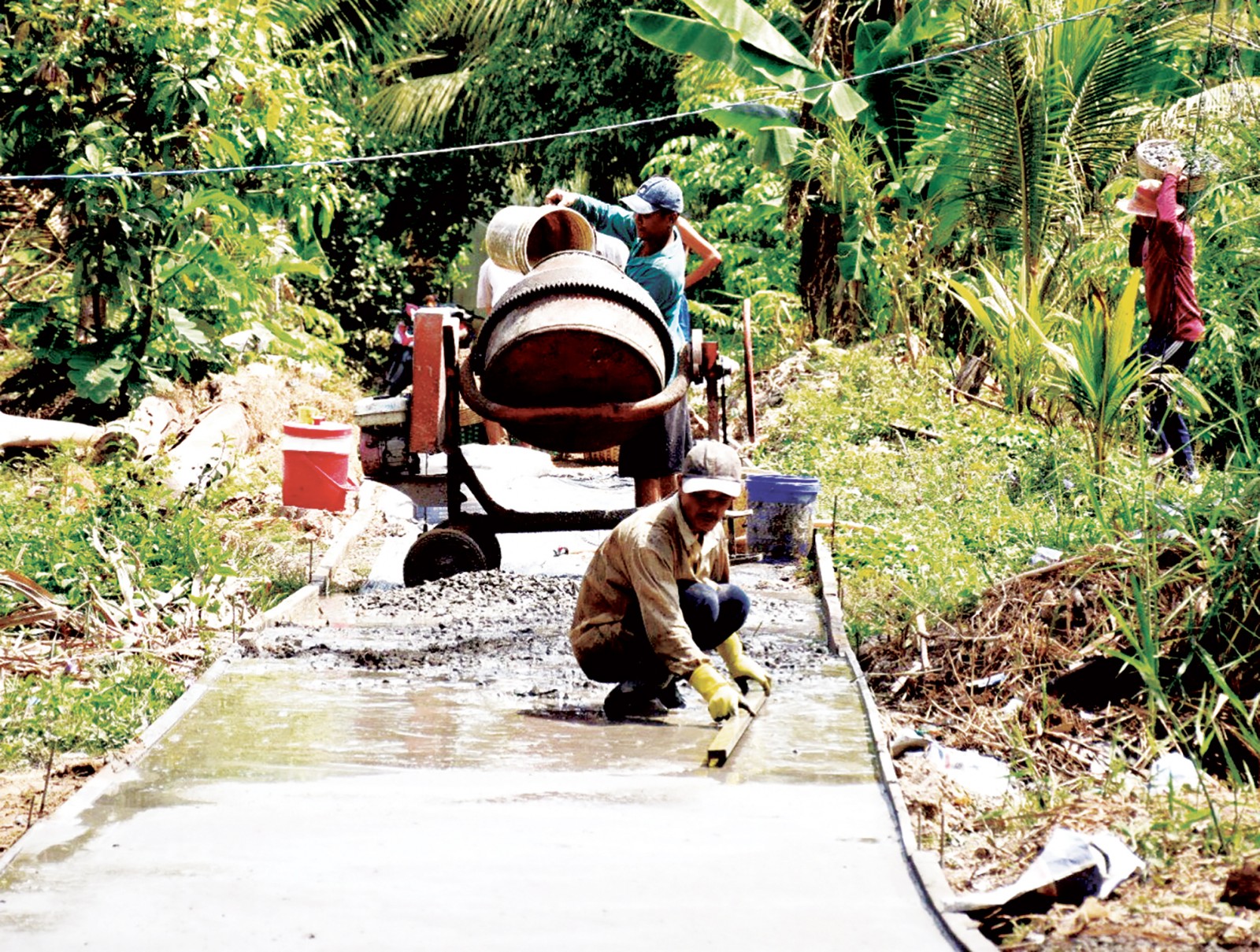 Người dân tích cực tham gia xây dựng giao thông nông thôn. Ảnh: T. TRINH