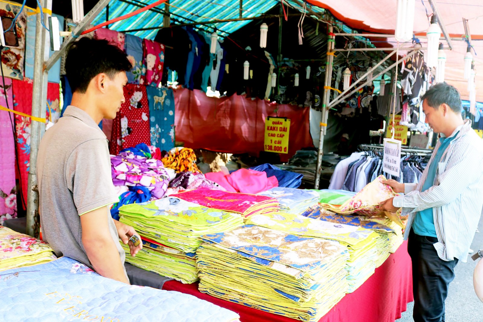 Mua bán hàng hóa tại Hội chợ Thương mại tổng hợp ở xã Trường Long, huyện Phong Điền. Ảnh: KHÁNH TRUNG