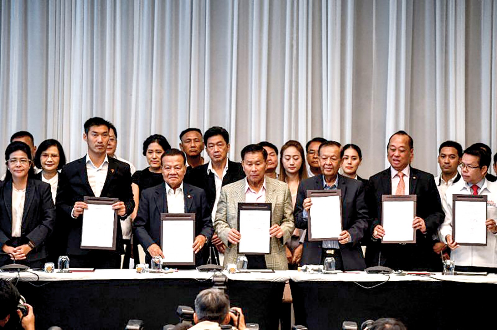 Lãnh đạo các đảng trong “mặt trận dân chủ” trong cuộc họp báo ngày 27-3. Ảnh: AFP