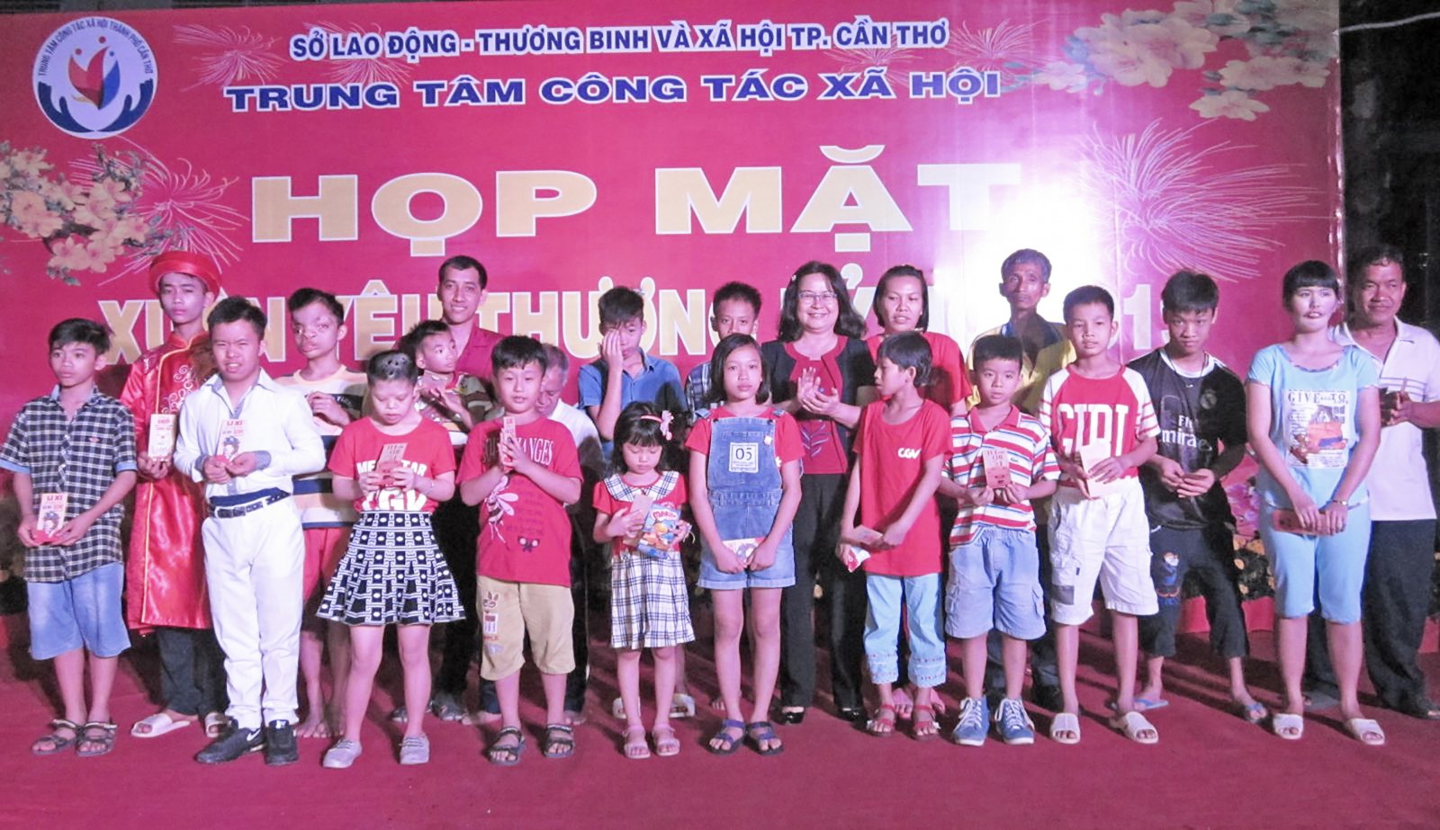 Phó Chủ tịch UBND thành phố Võ Thị Hồng Ánh tặng quà trẻ có hoàn cảnh đặc biệt khó khăn tại lễ họp mặt Xuân yêu thương Kỷ Hợi 2019 do Trung tâm CTXH thành phố tổ chức.