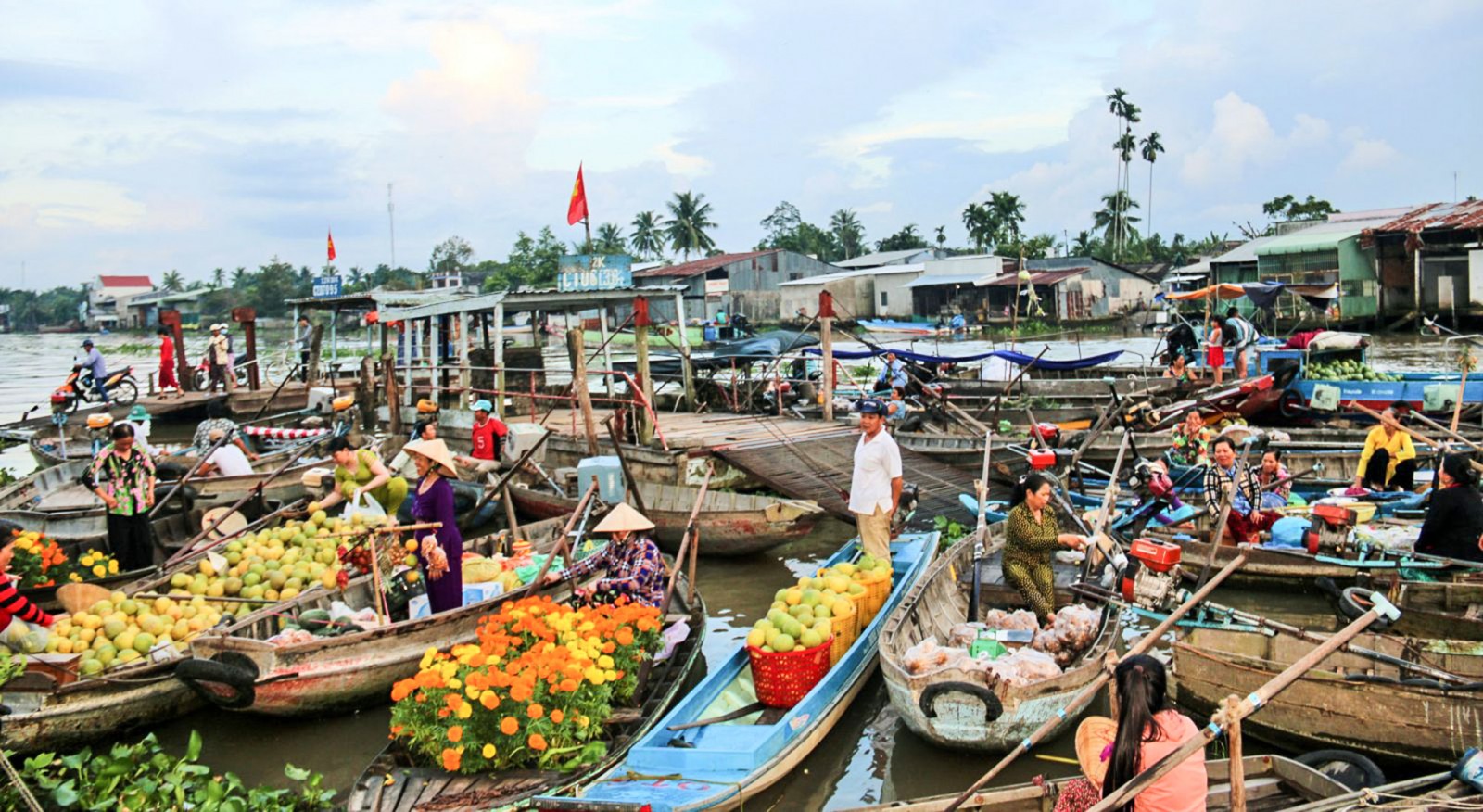 Du lịch sông nước miền Tây thú vị, hấp dẫn nhưng cần khắc phục chuyện xả rác xuống nguồn nước. Trong ảnh: Tái hiện chợ nổi Phong Điền. Ảnh: ĐĂNG HUỲNH