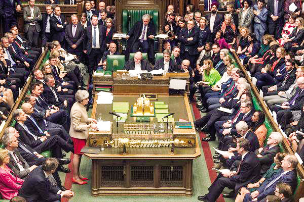 Nữ Thủ tướng Theresa May (đứng giữa bên trái) thêm một lần thất bại trong việc thuyết phục Hạ Viện Anh ủng hộ Thỏa thuận Brexit hôm 29-3. Ảnh: AP