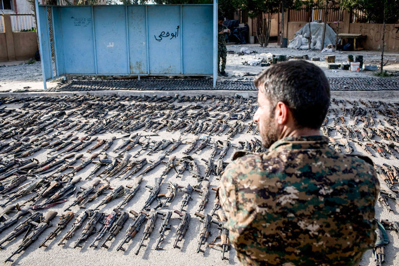 Vũ khí mà các tay súng IS sử dụng. Ảnh: AFP