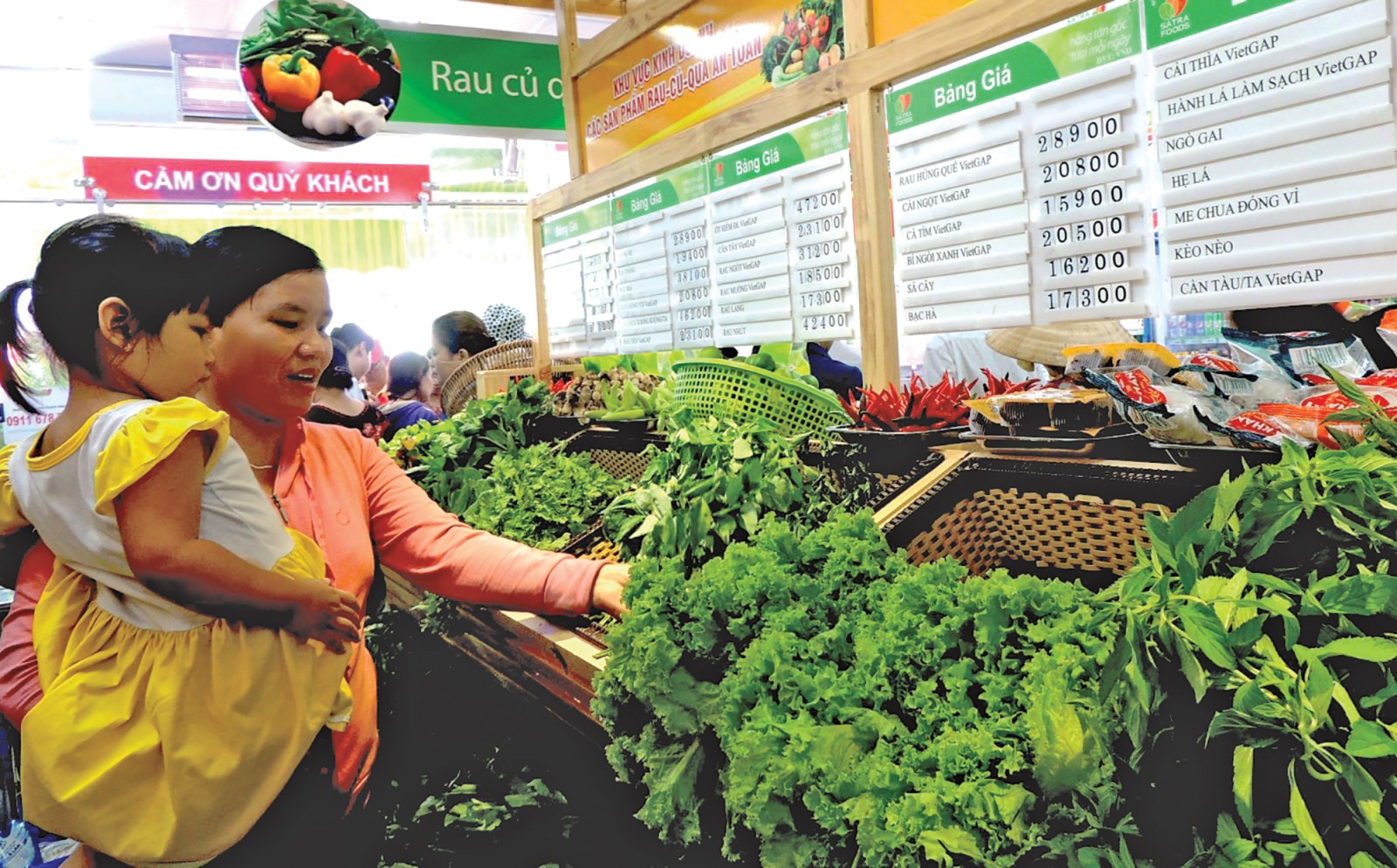 Người tiêu dùng mua rau an toàn tại Cửa hàng thực phẩm tiện lợi Satrafoods, đường 3 Tháng 2, quận Ninh Kiều. Ảnh: MỸ THANH