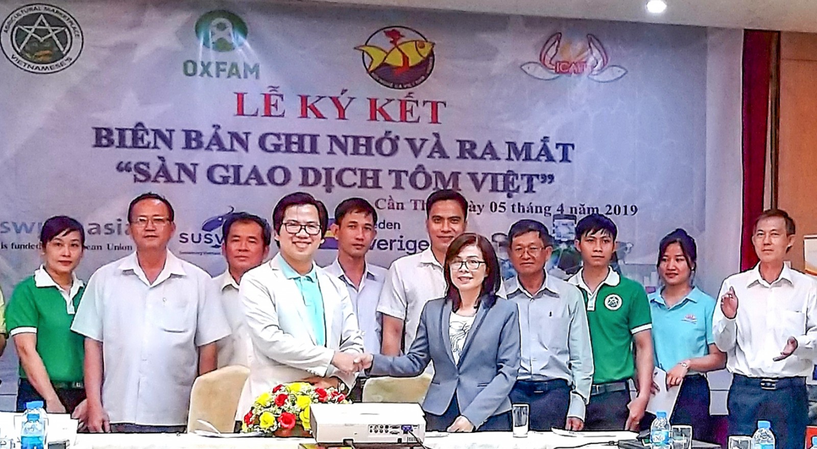 Ra mắt sàn giao dịch tôm đầu tiên tại Việt Nam ICAFIS và SusV ký kết Biên bản ghi nhớ phối hợp triển khai hoạt động của Sàn giao dịch Tôm Việt. Ảnh: MINH HUYỀN