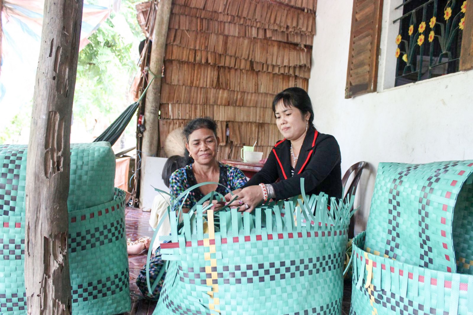 Nghề đan giỏ giúp bà con Khmer ở Sóc Trăng có thêm thu nhập khi nhàn rỗi. Ảnh: LÝ THEN