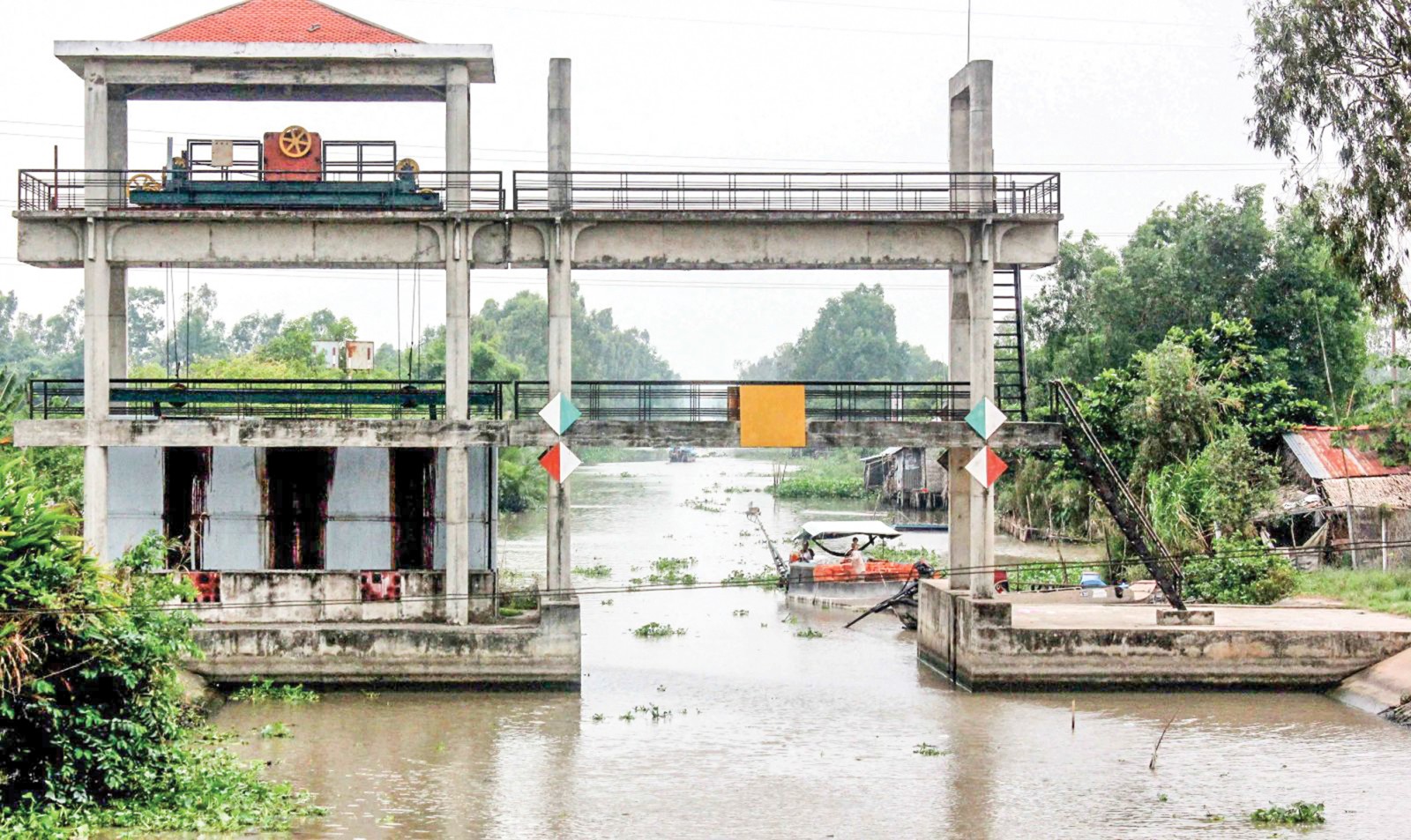 Các công trình, cống ngăn mặn được đầu tư xây dựng ở ĐBSCL nhằm bảo vệ sản xuất nông nghiệp trong mùa khô hạn. Ảnh: HÀ VĂN